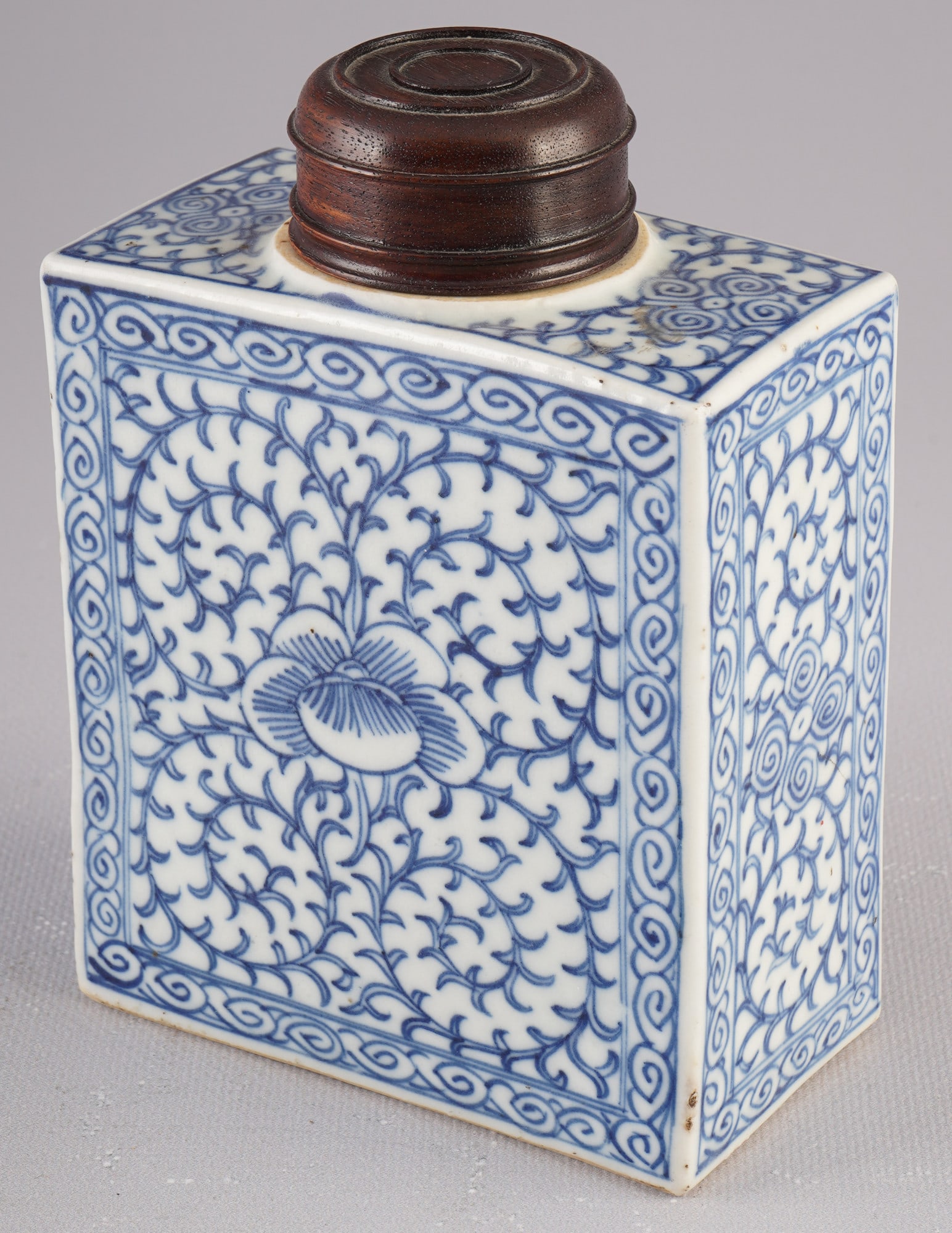 Blue and white tin, China, 19th century: Porcelain, China, 19th century, blue and white box with floral motif, wooden lid, H 15.3 cm x W 10.8 cm x D 5.8 cm, small chip on the rim, German private collection