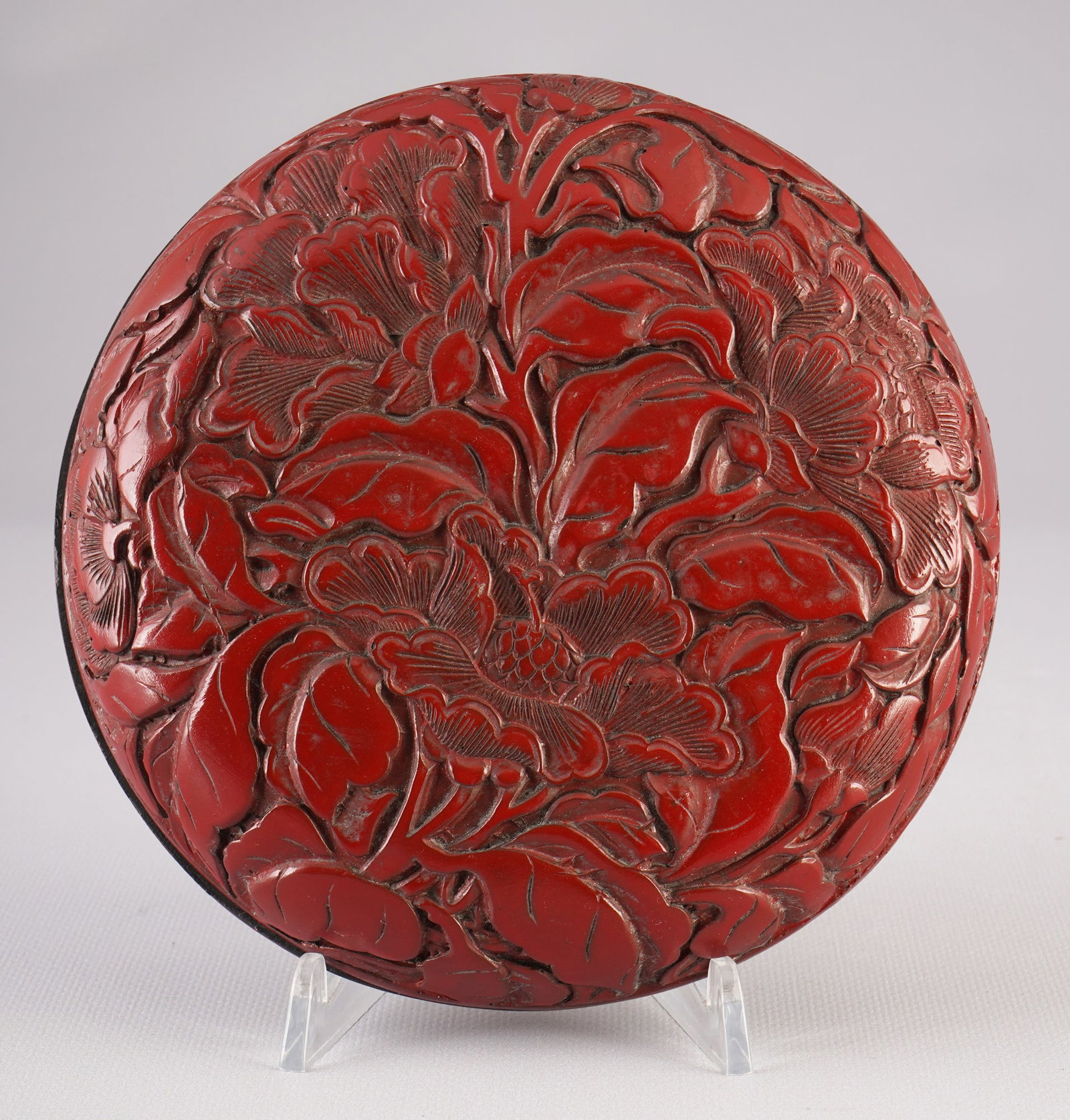Lidded box made of red lacquer, China, 19th/20th century (1 of 6)