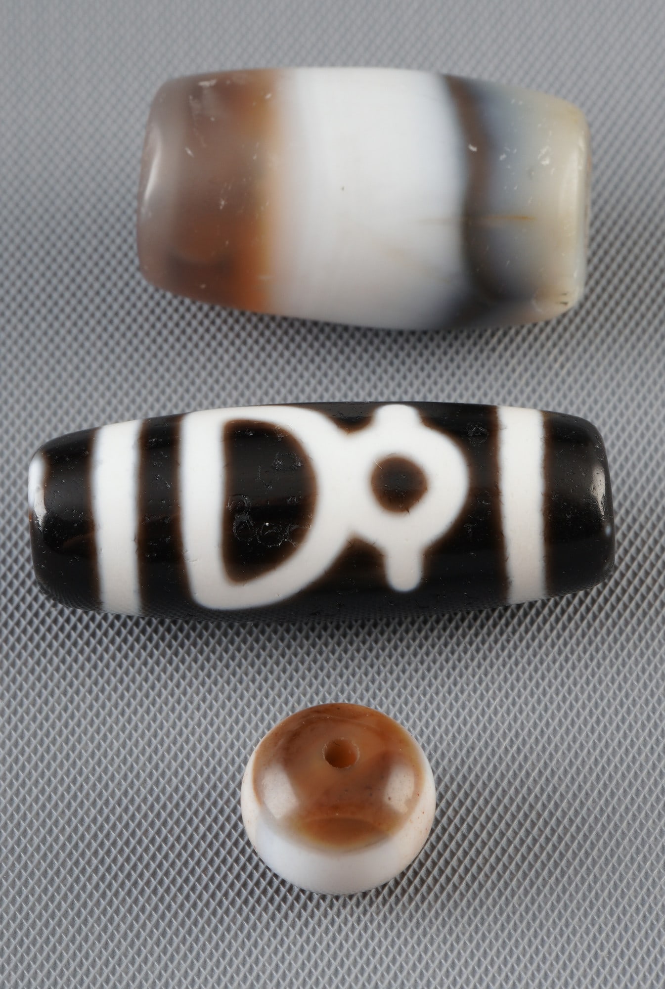 Three Dzi beads, China/Tibet,: Amulets, China/Tibet, three Dzi beads, L 29 mm, 22 mm, 7 mm