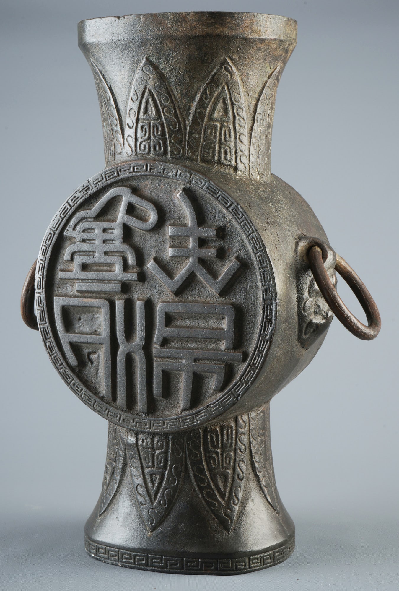 Bronze vase with ring handles, China: Bronze, China, Vase mit Ringhenkeln, H 39 cm × B 25 cm × T 14 cm