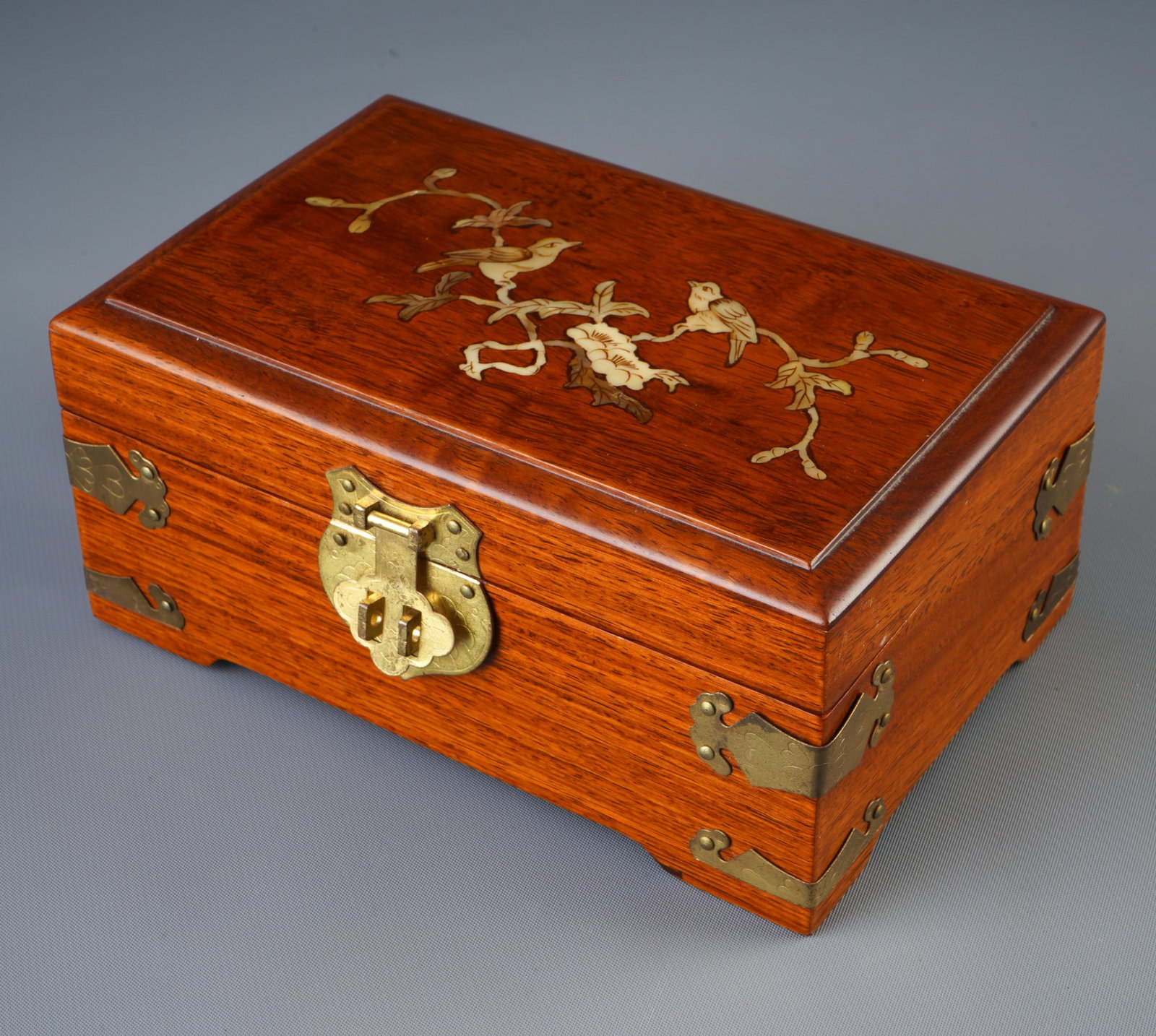 Jewelry box with mother-of-pearl inlays, China, 20th century: Wood (probably rosewood/Huali), China, 20th century, jewelry box with mother-of-pearl inlays, H 7.7 cm × W 17 cm × D 11 cm