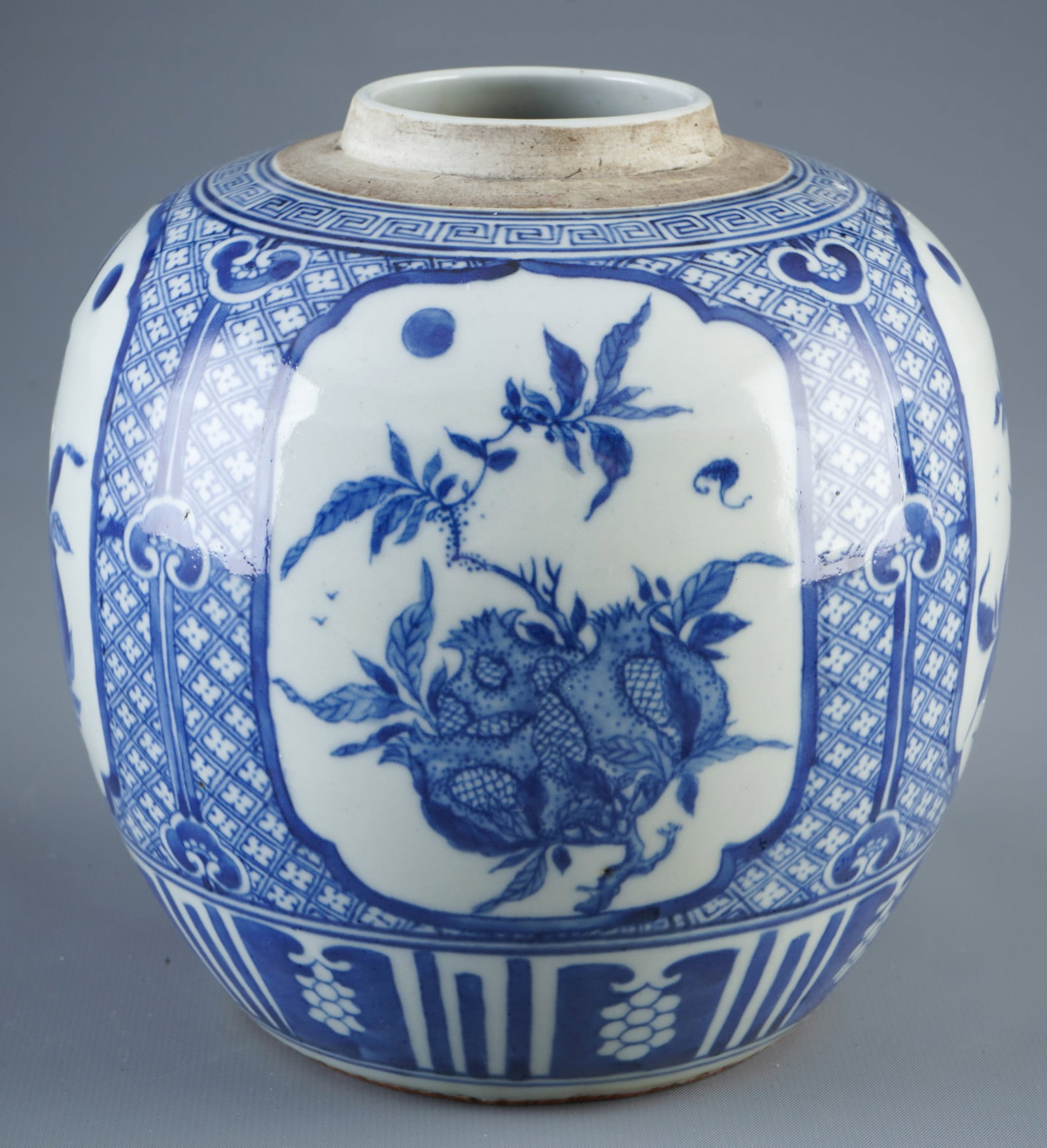Blue and white tin, China, Qing Dynasty: Porcelain, China, Qing Dynasty (1644–1911), a blue and white box with various floral motifs, H 17.3 cm x D 16 cm, German private collection