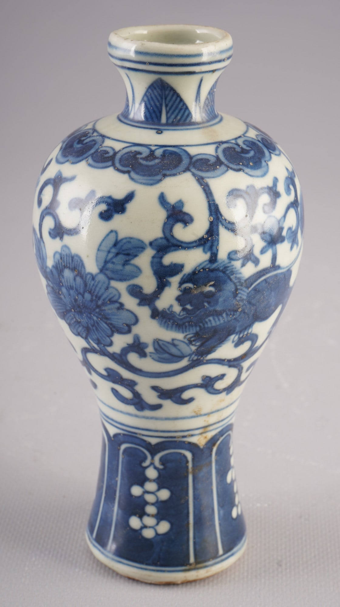 Blue and white Prunus vase (Meiping), China, 19th century: Porcelain, China, 19th century, a small blue and white Prunus vase (Meiping) with playful lions and flowers, H 17 cm x D 8 cm, German private collection