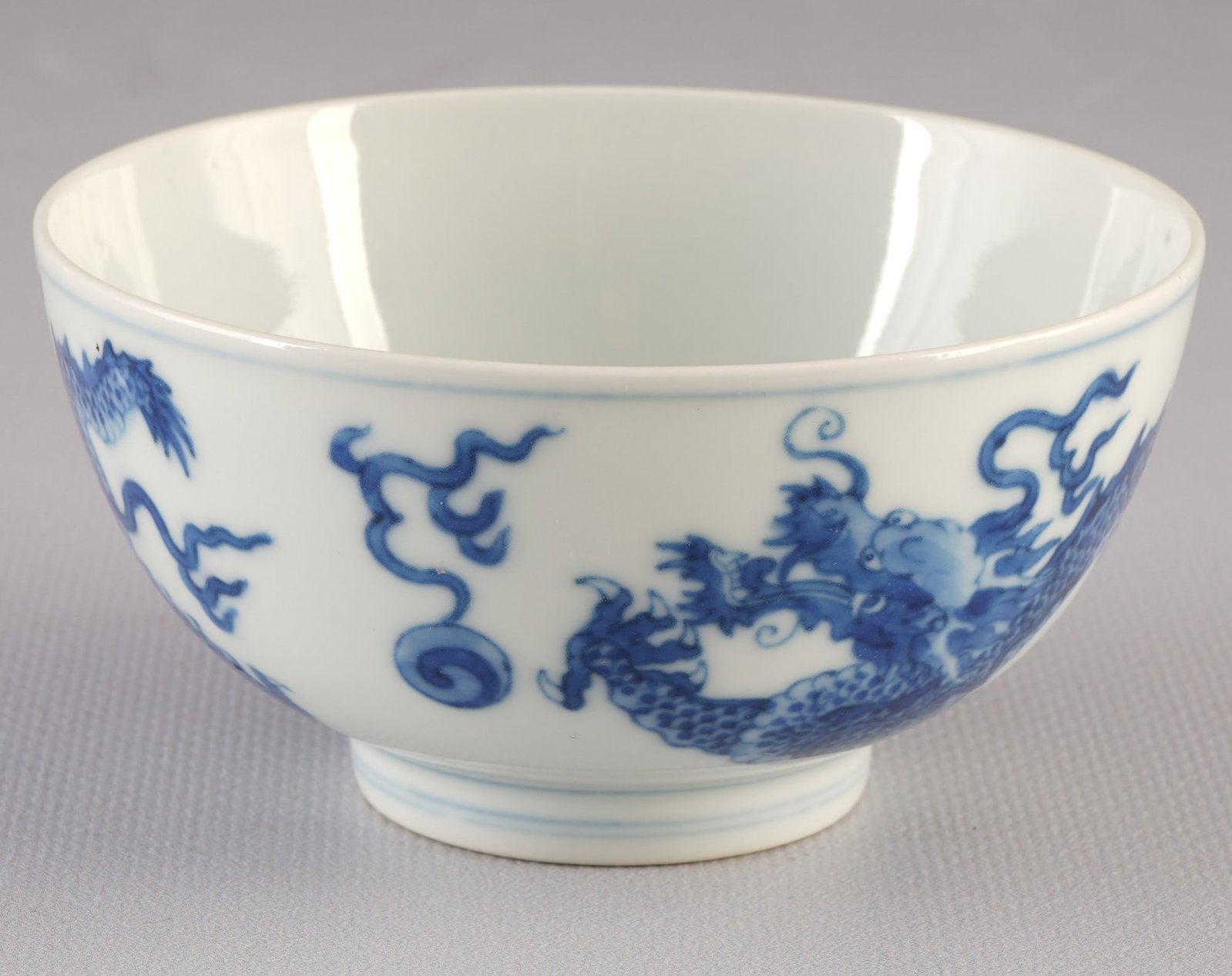 Blue and white bowl with dragon motif, China, late Qing Dynasty,: Porcelain, China, late Qing Dynasty, blue and white bowl with dragon motif, base with blue 6-character Kangxi mark, H 5.2 cm x D 10 cm, European private collection