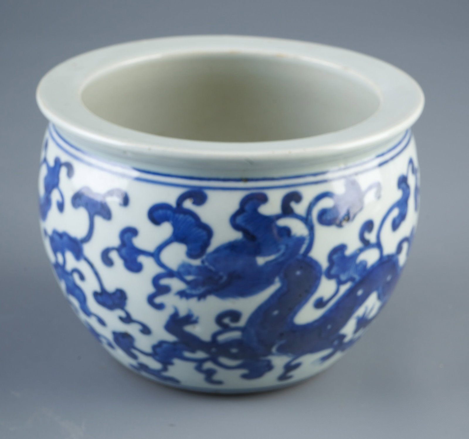 Blue and white pot with dragon, China, 19th/20th century: Porcelain, China, 19th/20th century, blue and white pot with dragon motif, H 25 cm x D 15 cm, 11 cm x D 14.2 cm