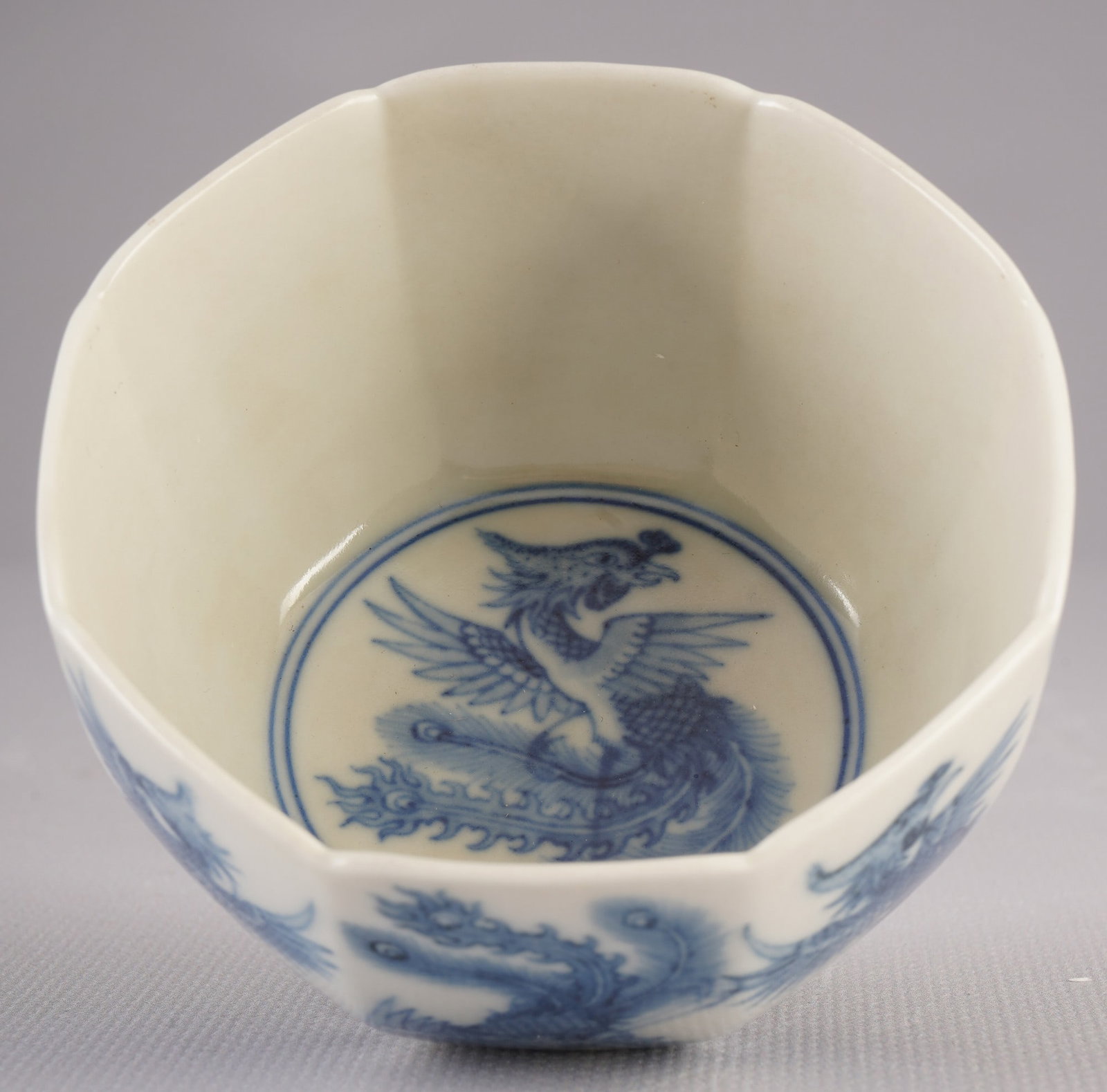 Blue and white tea bowl with phoenix pattern, China, 20th century: Porcelain, China, 20th century, blue and white tea bowl, painted with a phoenix, underglaze blue 6-character seal mark Yongzheng, H 5.2 cm x D 8.8 cm, in good condition, European private collection