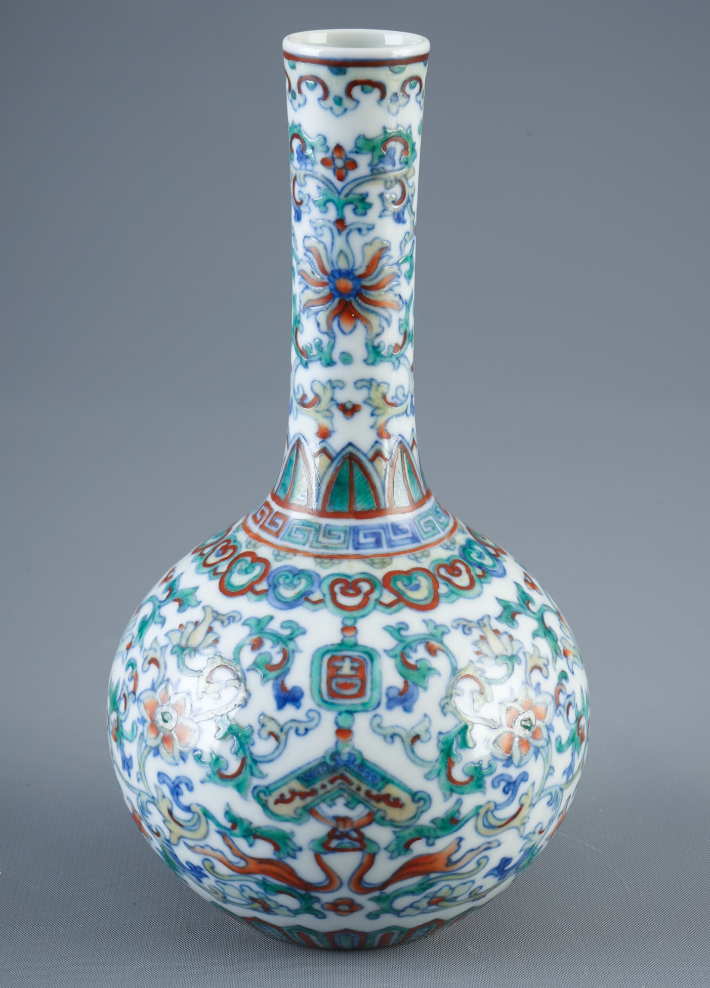 Doucai Danzig bottle with Qianlong seal mark, China (1 of 4)