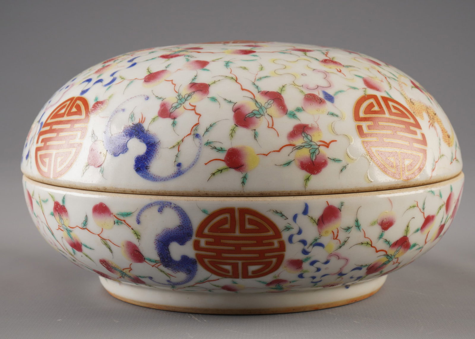 Famille Rose lidded box, China, Guangxu period: Porcelain, China, Qing Dynasty, Guangxu period (1875–1908), famille rose lidded box, decorated with bats (luck), peaches (longevity) and the character "Shou" (age), decorated in red and pink lacquer