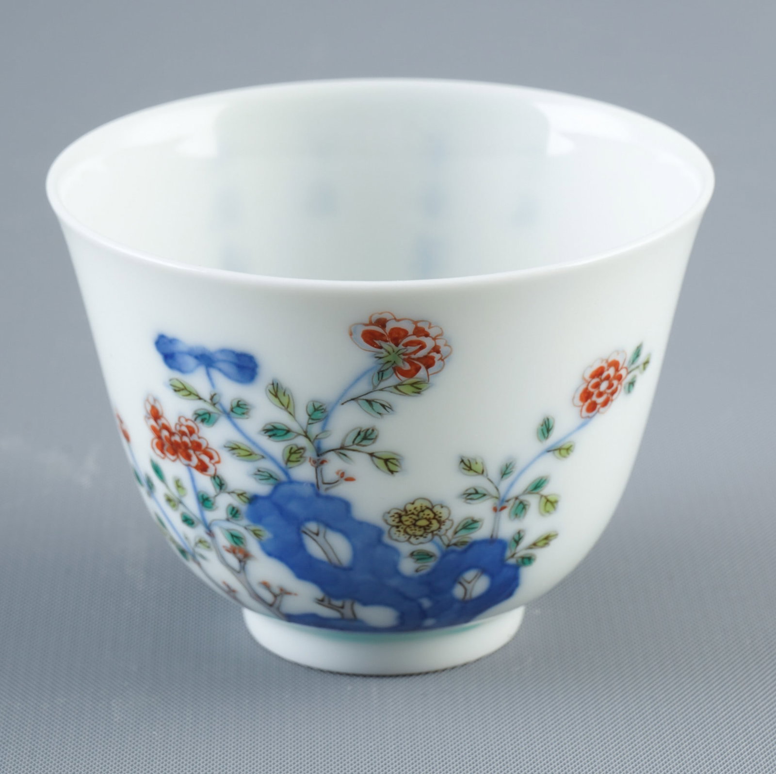 Blue and white Wucai teacup, China with Kangxi seal mark, (1 of 3)