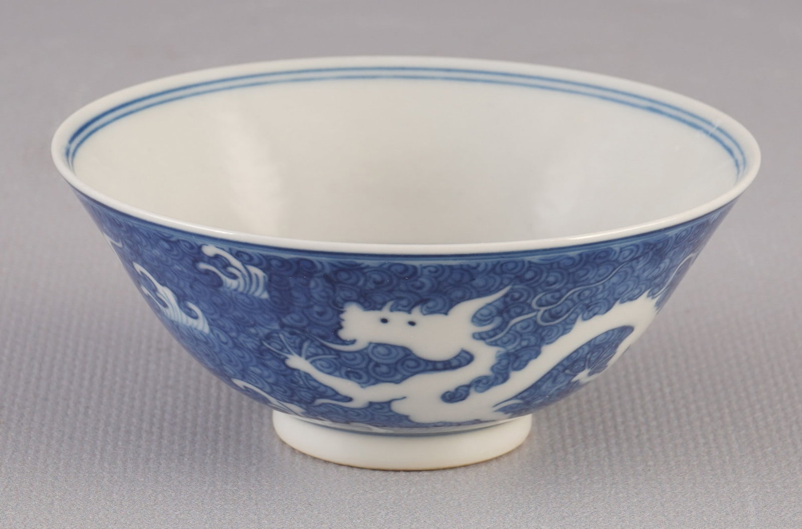Blue and white bowl with dragon motif, China (1 of 6)