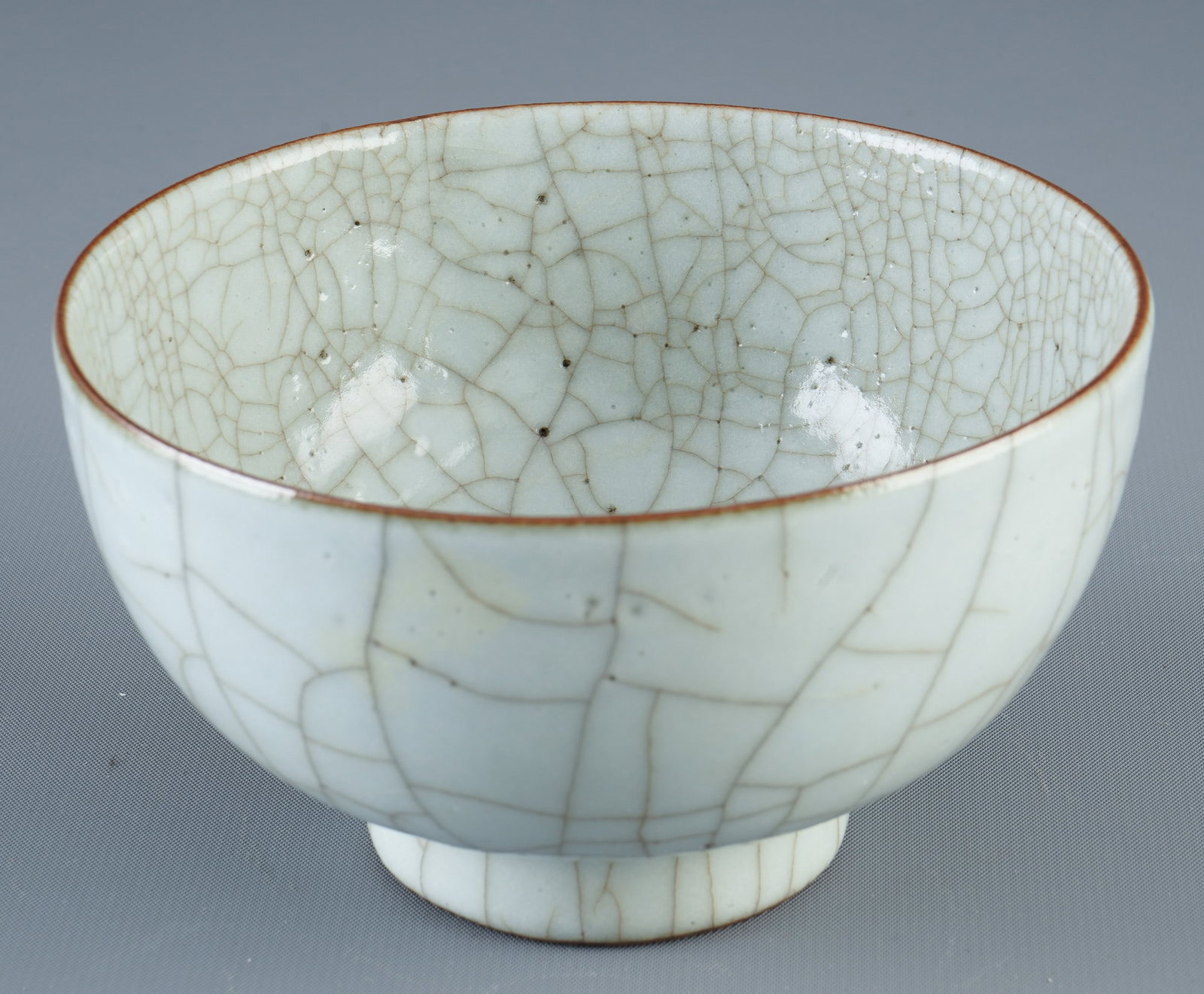 Ge-Yao bowl, China, 19th/20th century: Porcelain, China, late Qing Dynasty to Republican period, Ge-Yao bowl, the bowl is covered with a monochrome, light grey glaze, H 7.2 cm x D 12.7 cm
