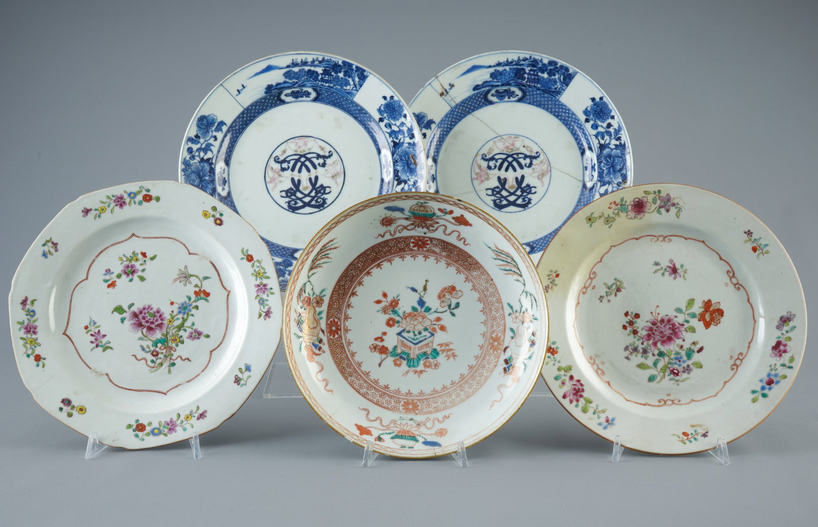 Five Chinese porcelain objects, China, Qing Dynasty,: Porcelain, China, Kangxi, Yongzheng and Qianlong periods, five famille rose and blue and white plates, with chip and crack, German private collection