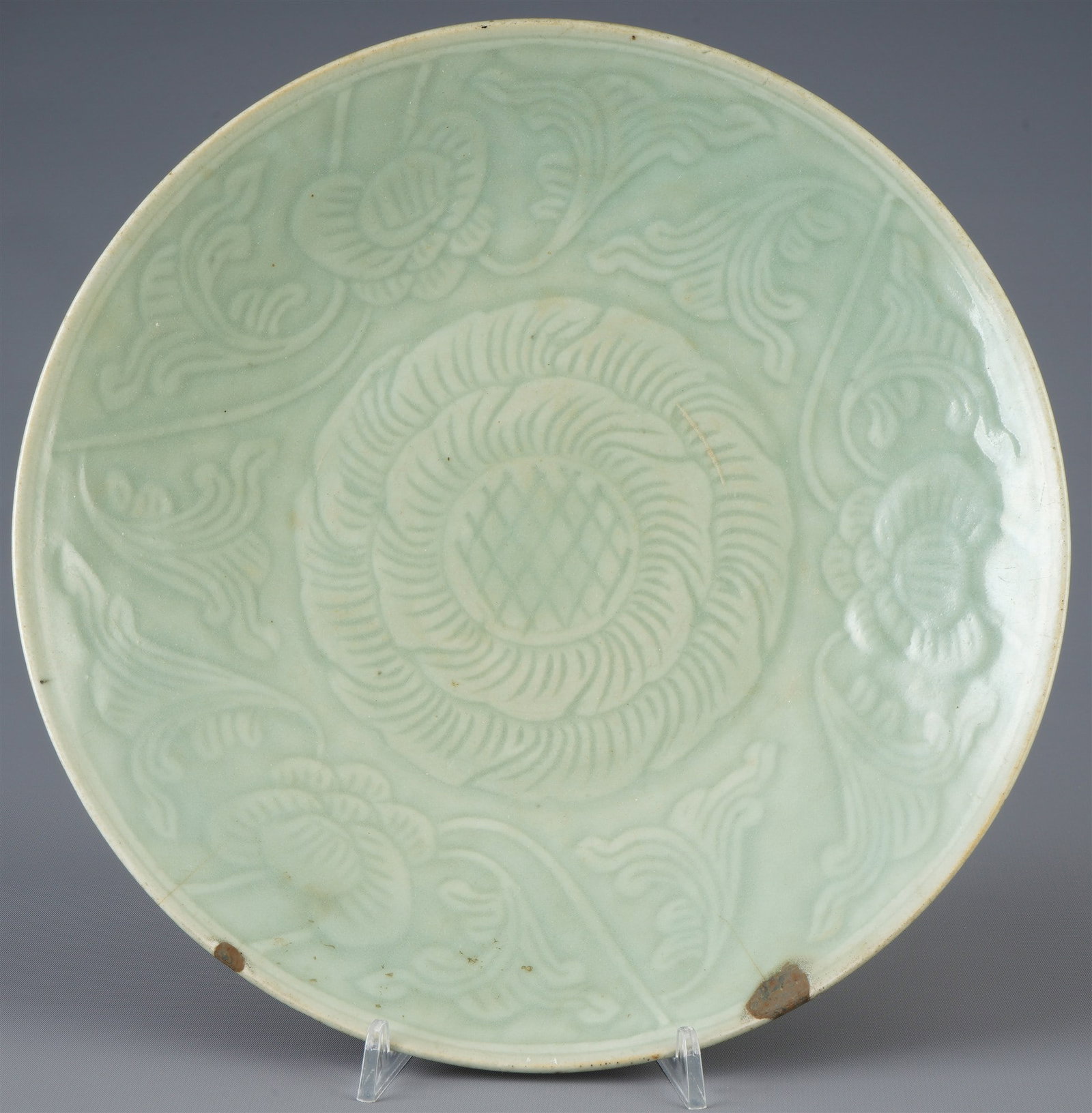 Large celadon plates, China Ming Dynasty,: Porcelain, China Ming Dynasty (1368-1644), large celadon plate, H 5 cm x D 28.7 cm, with cracks and restoration