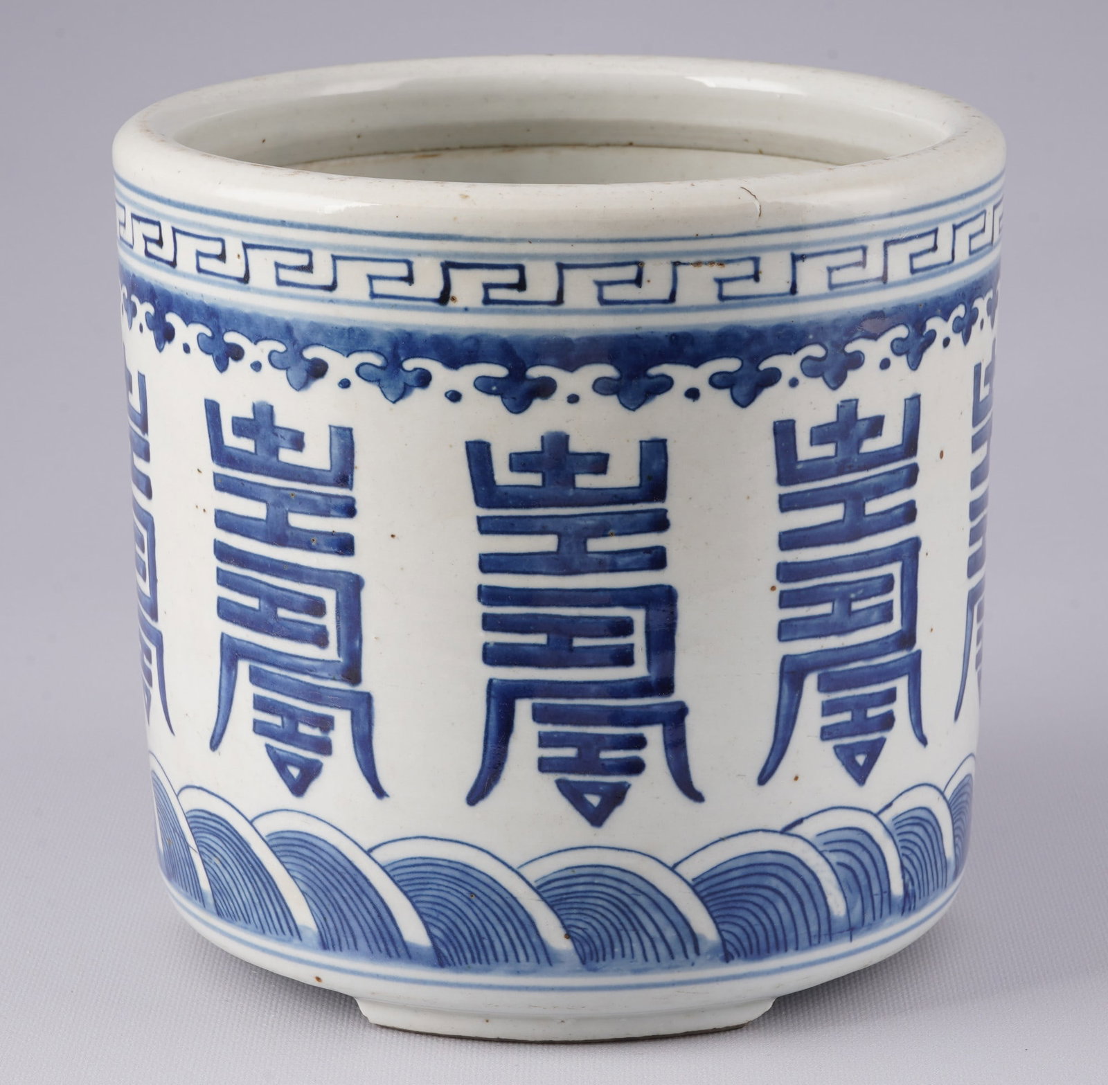 Large blue and white paintbrush pot / Bitong, China Qing Dynasty,: Porcelain, China Qing Dynasty (1644–1911), large blue and white brush pot / bitong with longevity decoration, cylindrical shape, H 20.5 cm x D 21.5 cm