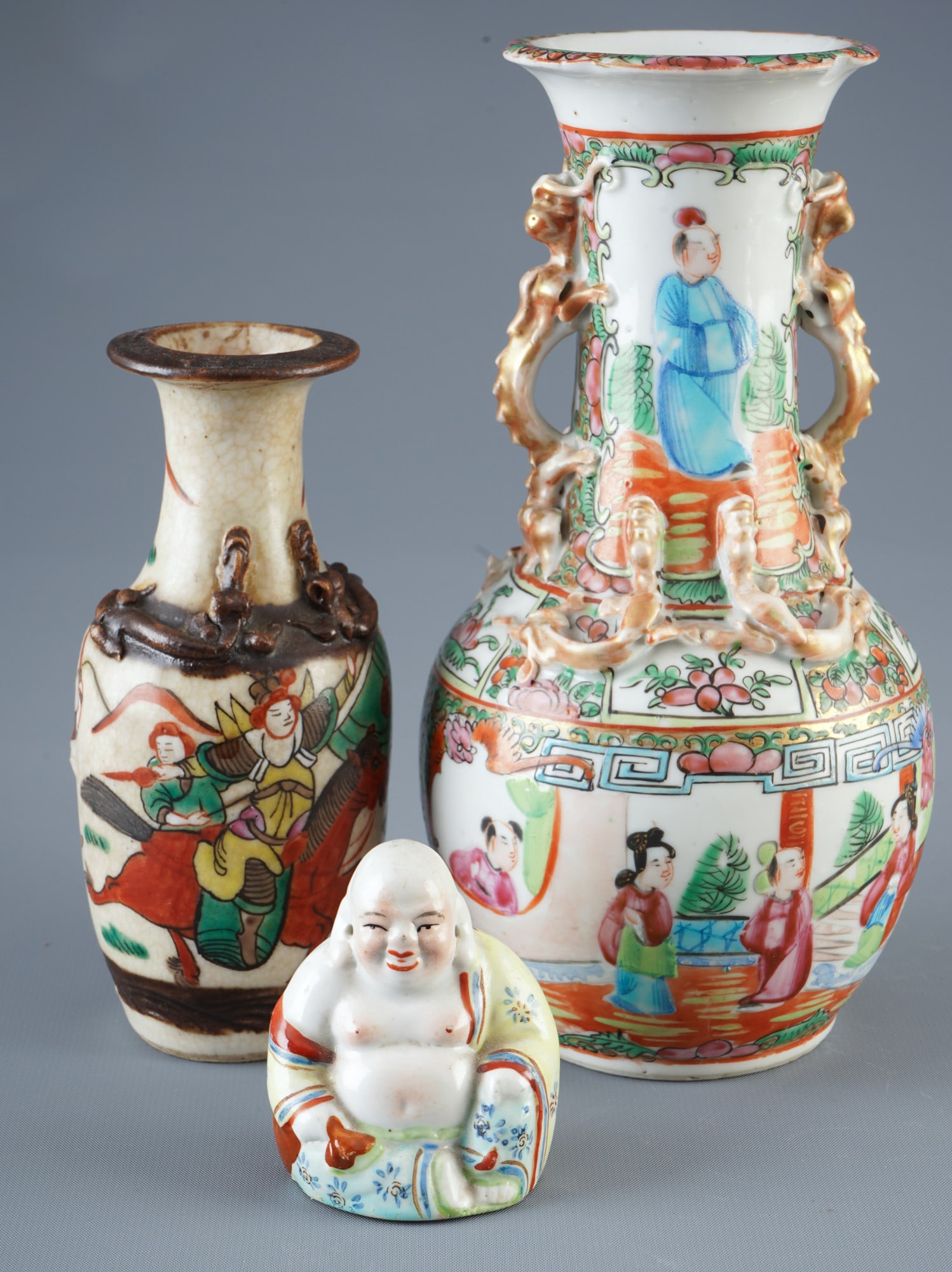 Collection of 3 porcelain objects, China, 19th/20th century,: Porcelain, China, 19th/20th century, 3 Famille Rose porcelain objects, H 21 cm, H 15 cm, H 7 cm, crack and chip on the rim, German private collection