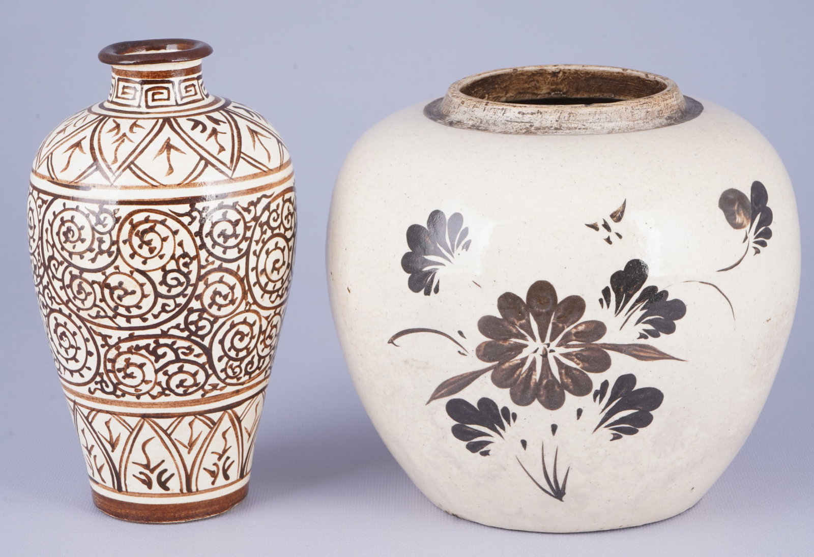 Zwei Cizhouyao-Vasen, China Qing-Dynastie,: Porcelain, China Qing Dynasty (1644–1911), two Cizhouyao vases with black decoration, H 17.6 cm x D 18 cm, H 19.5 cm x D 11 cm