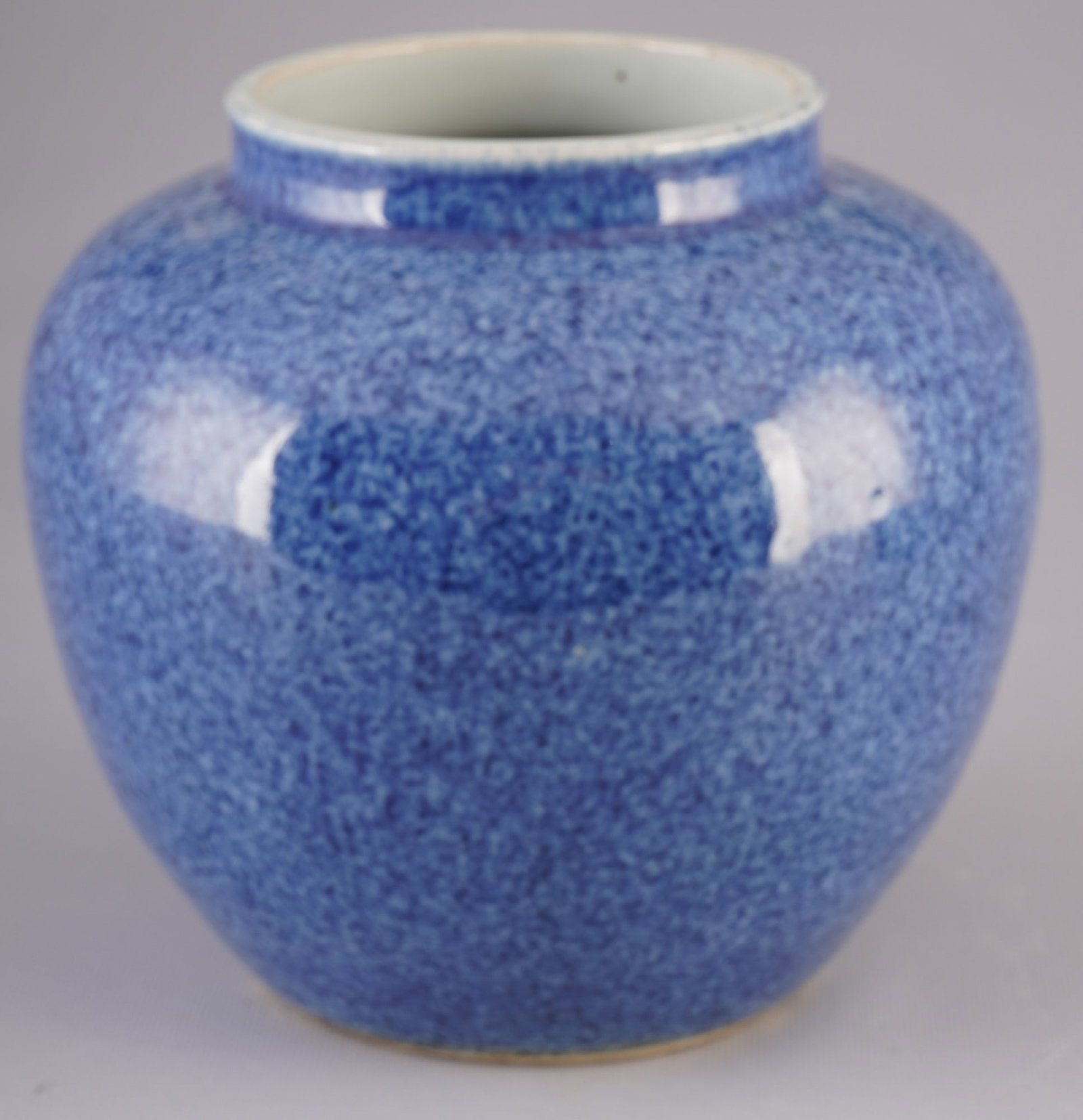 Snowflake-Blue-Glasur-Vase, China, Qing-Dynastie,: Porcelain, China, Qing Dynasty (1644–1911), a bulbous, spherical vase with a beautiful snowflake blue glaze, H 19.5 cm x D 20 cm, from a European private collection