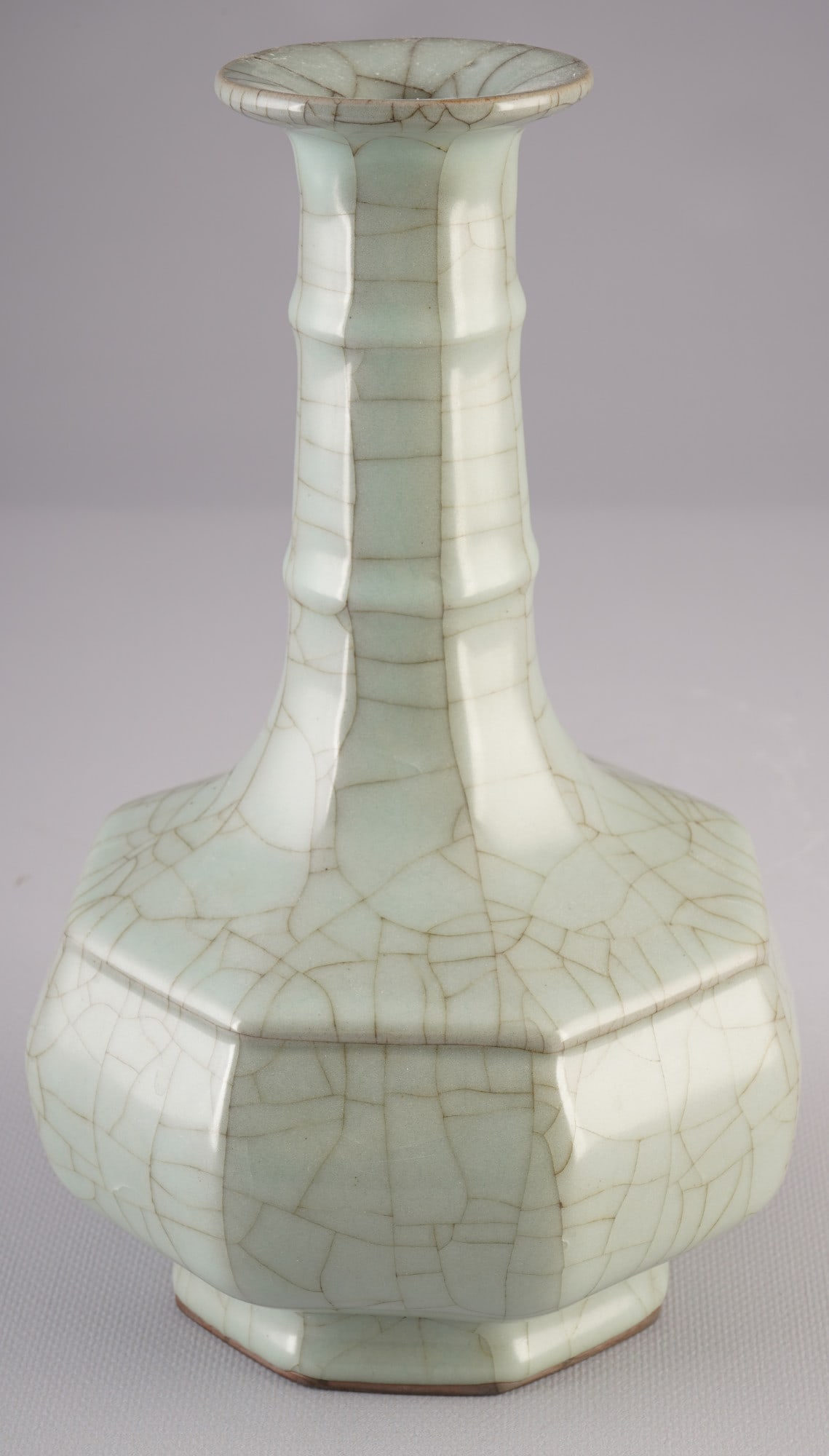 Celadon vase in Ge-ton, China, 19th/20th century: Porcelain, China, 19th/20th century, celadon vase with octagonal body, H 25 cm x D 15 cm, rim with restoration