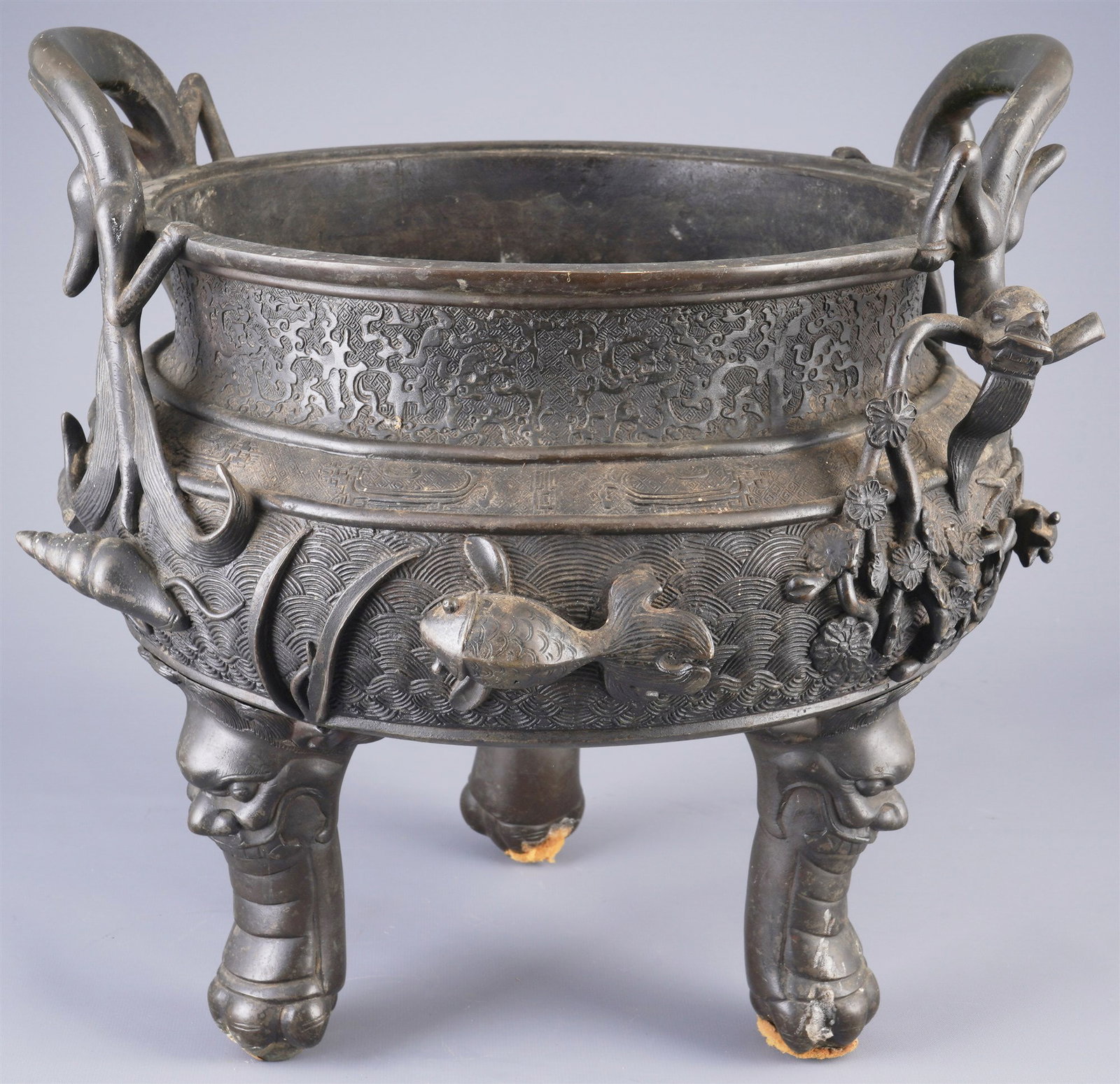 Large bronze incense burner, Japan, 18th century. (1 of 6)