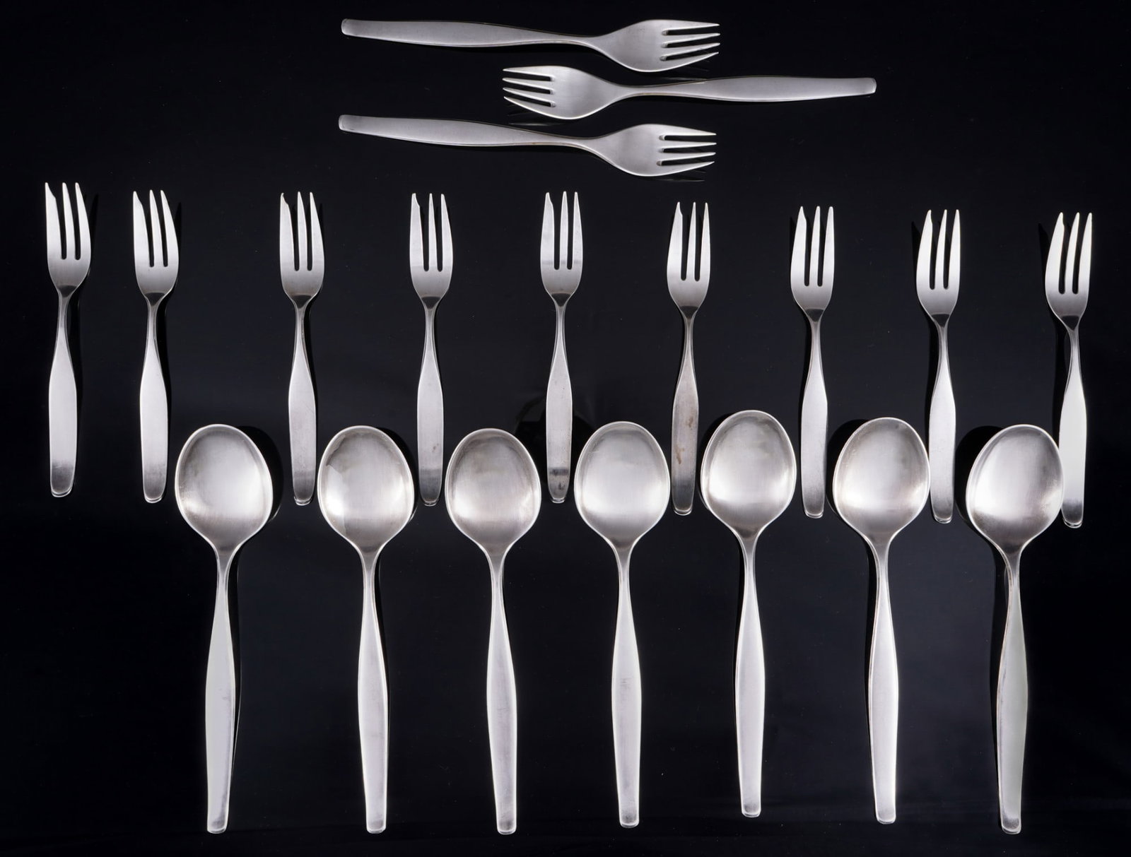 800 Silver 19-piece cutlery lot - Bruckmann & Wilkens,: silver, 800/000, hallmarked 800 + crescent & crown + Bruckmann / Wilkens company mark, 7x Bruckmann menu spoons L 19.5 cm, 3x Bruckmann dinner forks L 18.5 cm, 9x Wilkens cake forks L 15 cm, silver we