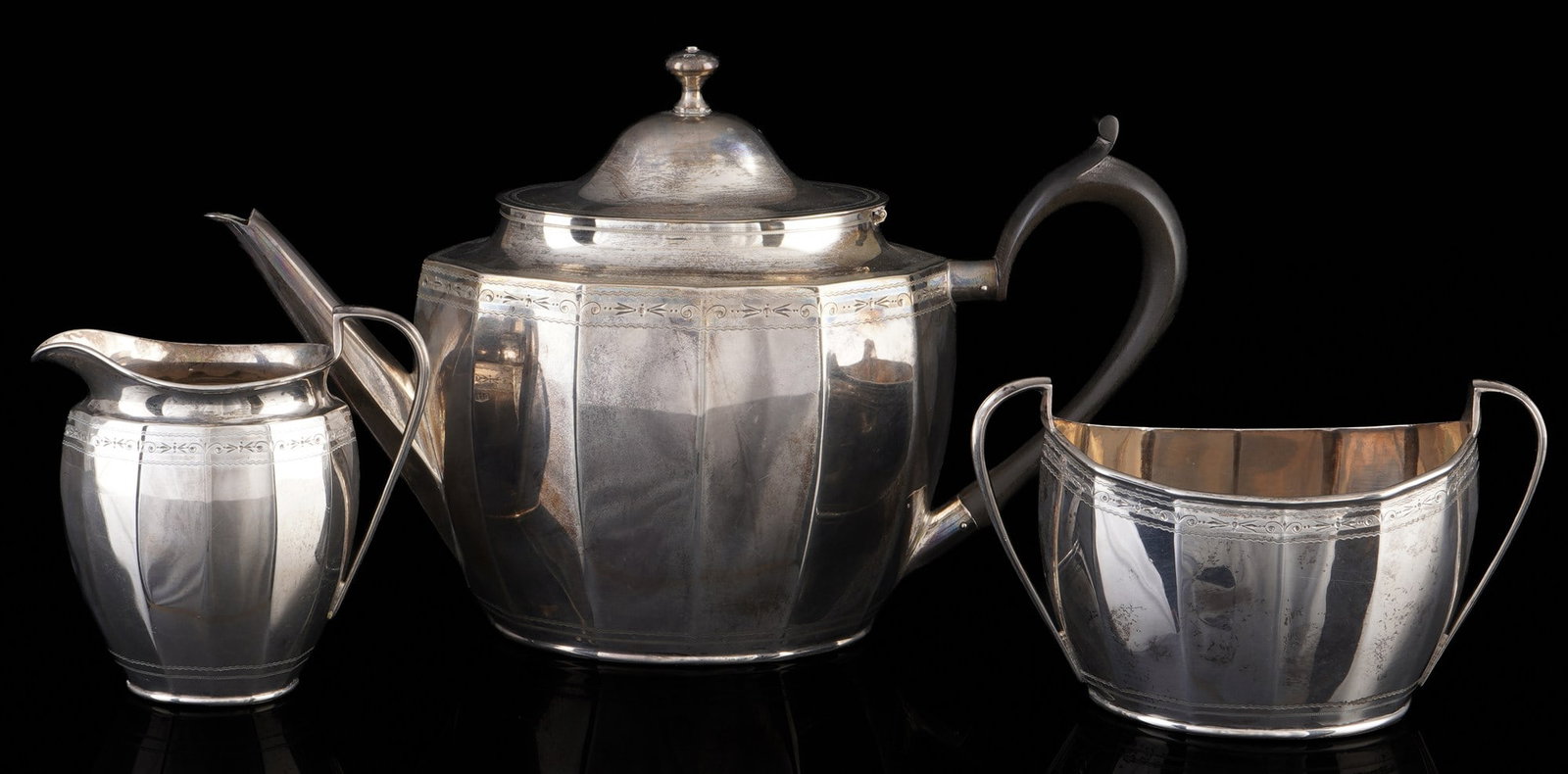 England 925 sterling silver Art Nouveau tea pot - Roberts & Belk Ltd,: sterling silver 925/000, England / Sheffield 1920, hallmarked Sterling lion passant + Sheffield Crown city mark + date letter c 1920 + R&B Roberts & Belk Ltd masters mark, marked on the base "Made in 