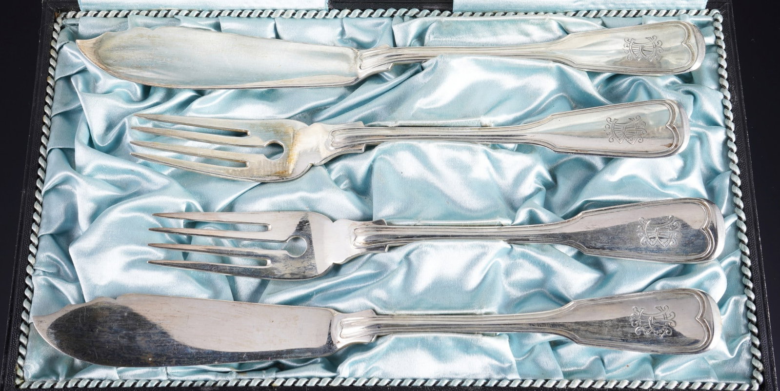 800 silver fish cutlery set for 2 people,: 800 silver, stamped 800 + crescent moon and crown + maker's mark, Augsburg thread pattern, in an old cutlery box, 2x fish forks 8 cm long, 2x fish knives 21 cm long, silver weight 183 grams
