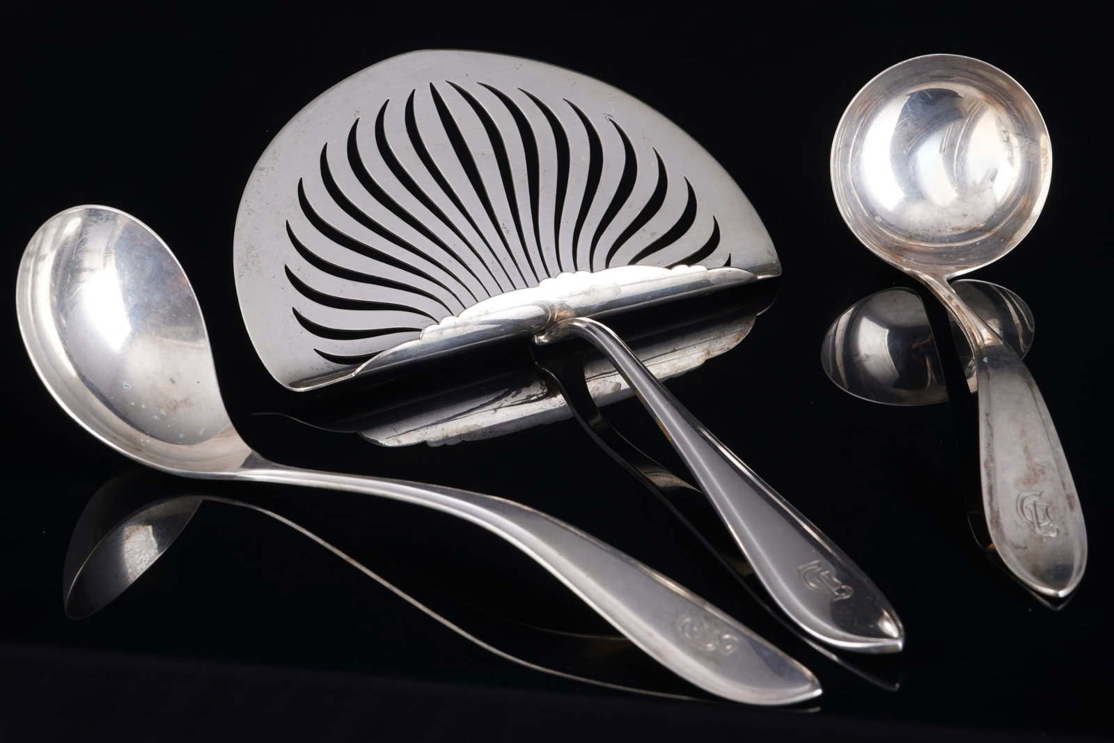 Netherlands 833 Silver Art Deco Fish Server with 2 Sauce Ladles - J.M. van Kempen & Zoon: Silver, 833/000, Netherlands, hallmarked lion "2" + Minerva head + J.M. van Kempen & Zoon company stamp, monogrammed GL, 1x fish server L 22 cm, 1x sauce ladle L 19 cm, 1x sauce ladle L 17 cm, weight 