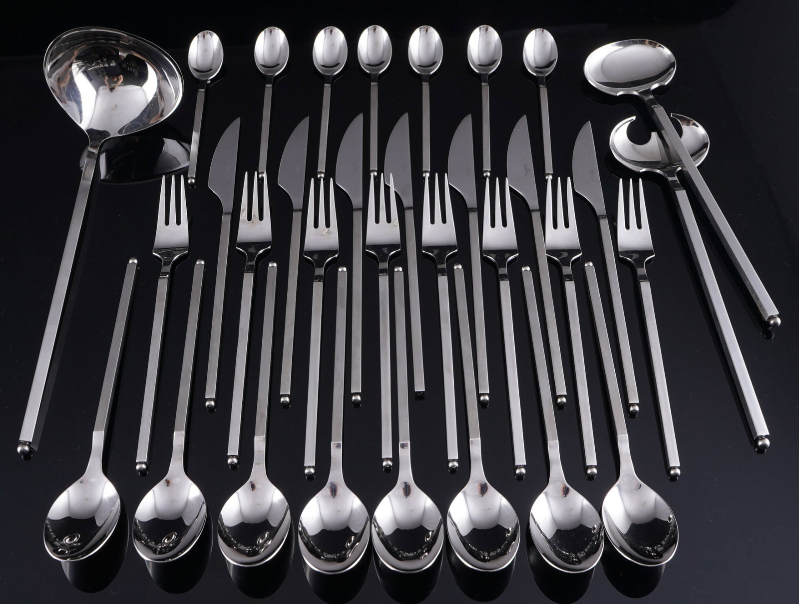 Rosenthal Dialog 33-piece cutlery set by Lino SABATTINI,: stainless steel 18/8, model Dialog, designed by Lino SABATTINI (1925-2016) for Rosenthal, 33-piece cutlery set consisting of 8x soup spoons L 20.5 cm, 8x forks L 20.5 cm, 7x knives L 23 cm, 7x tea spo