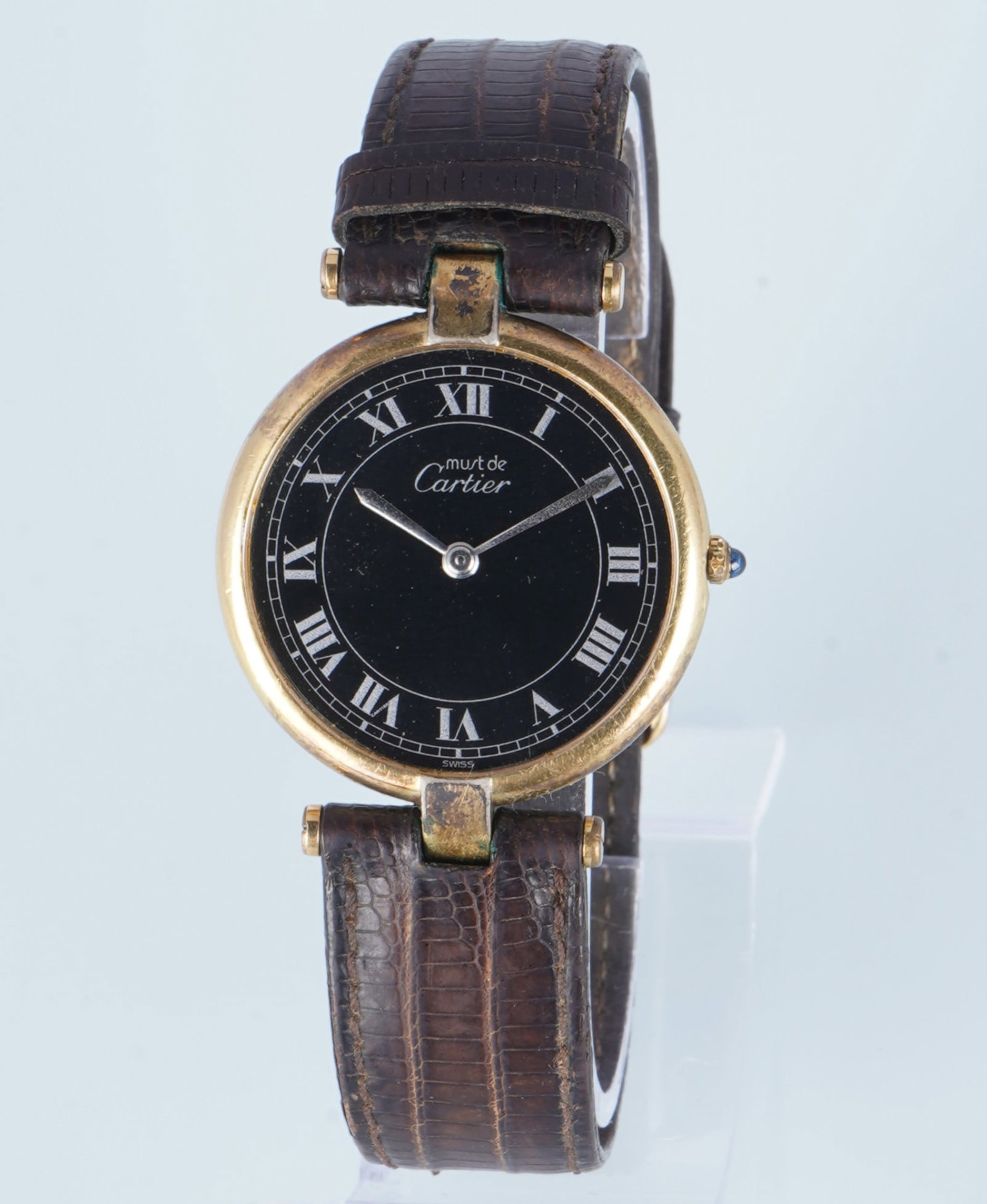 Must de Cartier Vendome 925 Silver Ladies Wristwatch: DAU in original box, 925 silver, stamped 925, 18K gold plated, reference number 17003206, quartz movement, black dial with Roman numerals, brown leather strap with pin buckle, length 22.5 cm, Cartier 