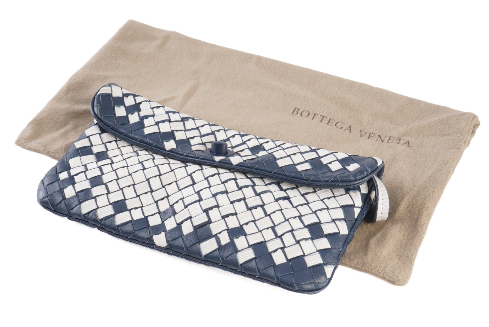 Bottega Veneta Intrecciato shoulder bag / evening bag: Intrecciato shoulder bag / clutch, Italy, woven design in dark blue and white, flap closure with round clasp, long shoulder strap, original Bottega Veneta dust bag, L 24 cm x W 13 cm, used.