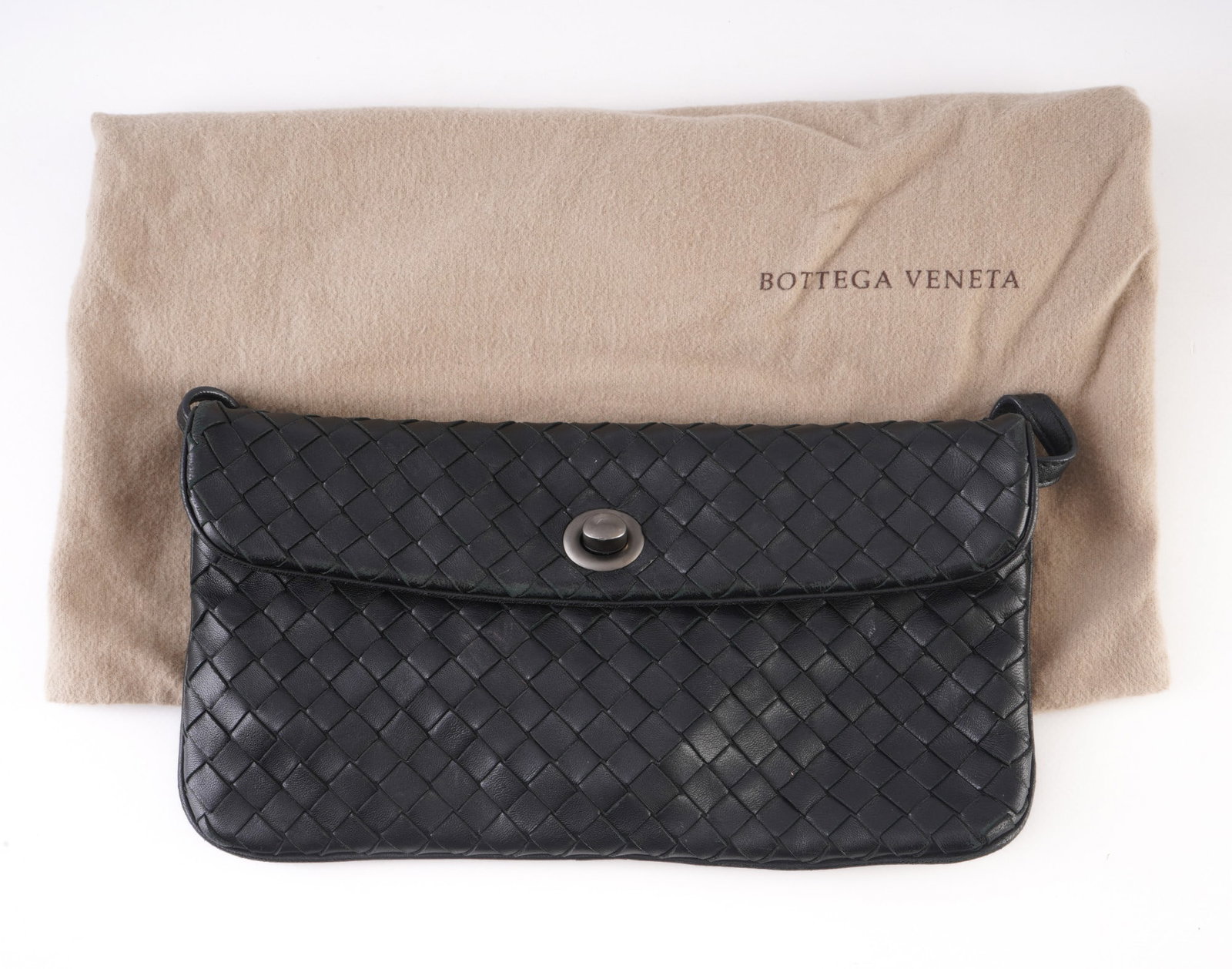 Ottega Veneta Intrecciato shoulder bag / evening bag,: Intrecciato shoulder bag / clutch, Italy, black leather in signature woven technique, rectangular shape with rounded corners, flap closure with round metal clasp, long leather shoulder strap, original