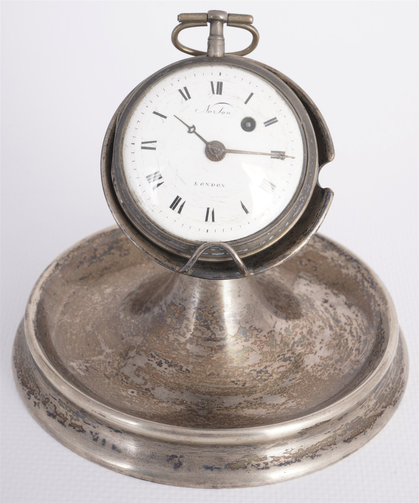 Norton London verge pocket watch with 835 silver stand, 19th century: Metal case, white enamel dial with Roman numerals, marked Norton / LONDON, gilt verge escapement with fusee and chain and richly openworked balance cock, key-wound, new key included, later watch stand