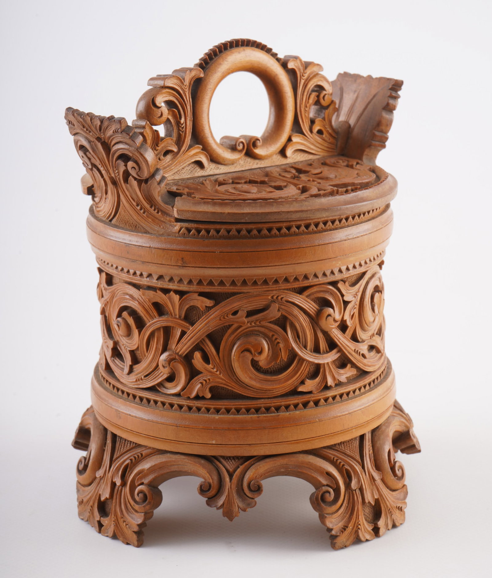 Norwegian amber bucket / chip box: Carved wooden lidded box in cylindrical shape with openwork tendril and acanthus decoration, stamped Husfliden Norge on the underside, H 18 cm x D 14.5 cm