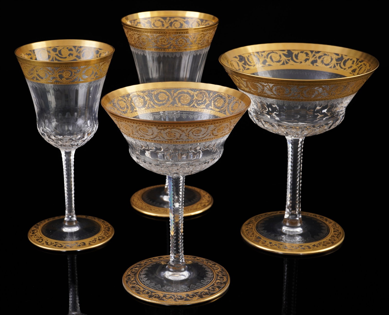 St. Louis Thistle Gold 4 various glasses,: Crystal, France, decor Thistle Gold, 1x with etched mark, 1x champagne bowl H 13.5 x D 11.5 cm, 1x champagne bowl H 13 x D 9.5 cm, 1x wine glass H 15.5 cm x D 7.5 cm, 1x wine glass H 14.5 cm x D 7 cm