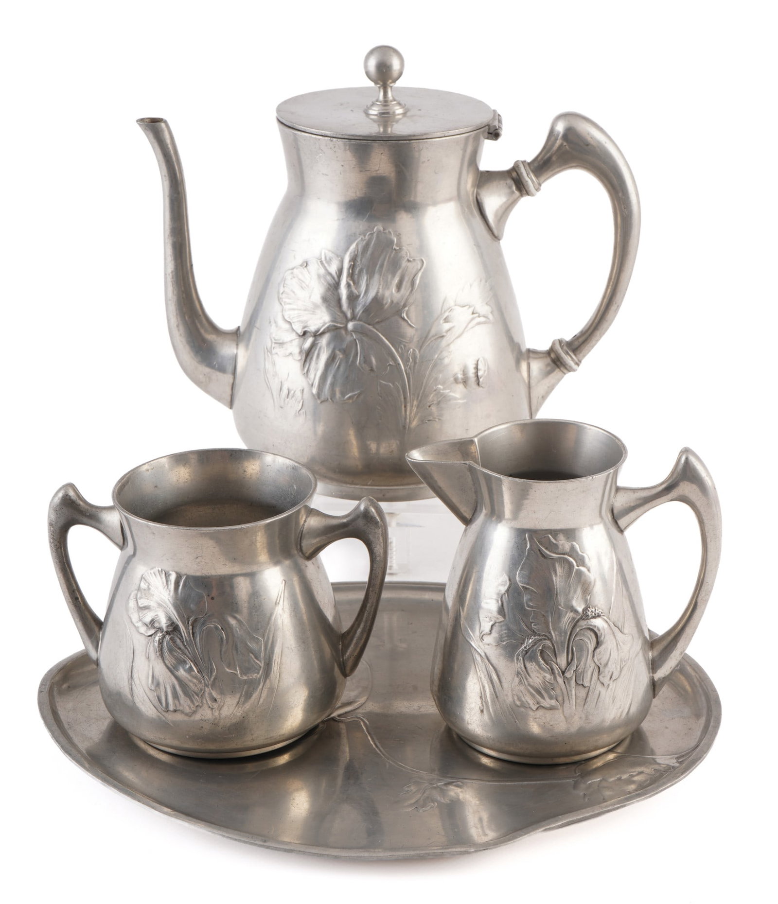 Kayserzinn Hugo Leven Art Nouveau coffee service with tray,: Krefeld, circa 1900, model no. 4189, Art Nouveau pewter service consisting of a coffee pot with lid (H 17 cm), a creamer (H 10.5 cm), a sugar bowl (lid missing, H 9 cm), and a matching serving tray (2