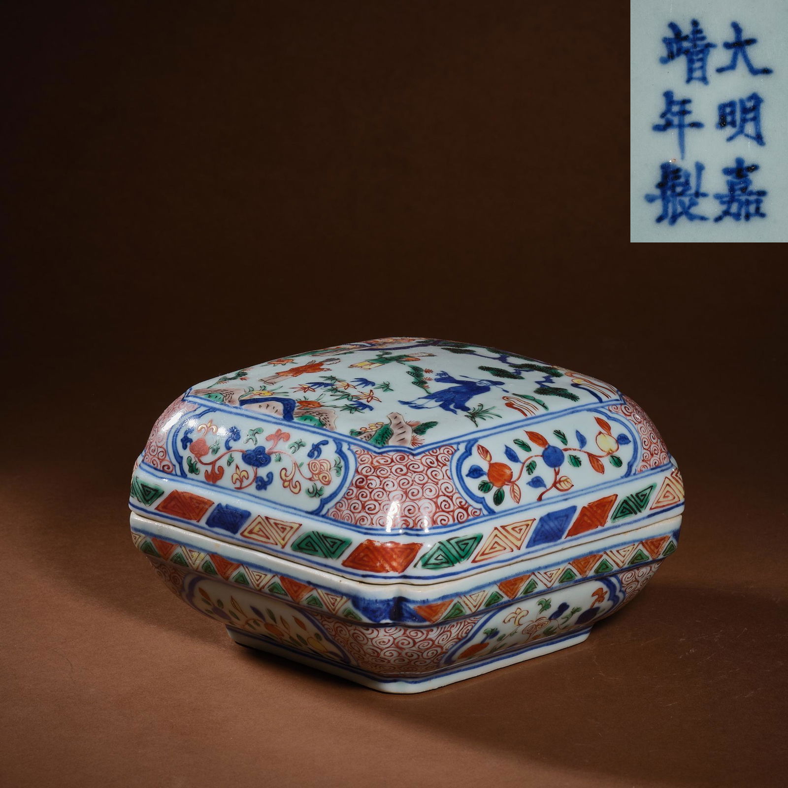 Ming Dynasty colorful character box (1 of 7)