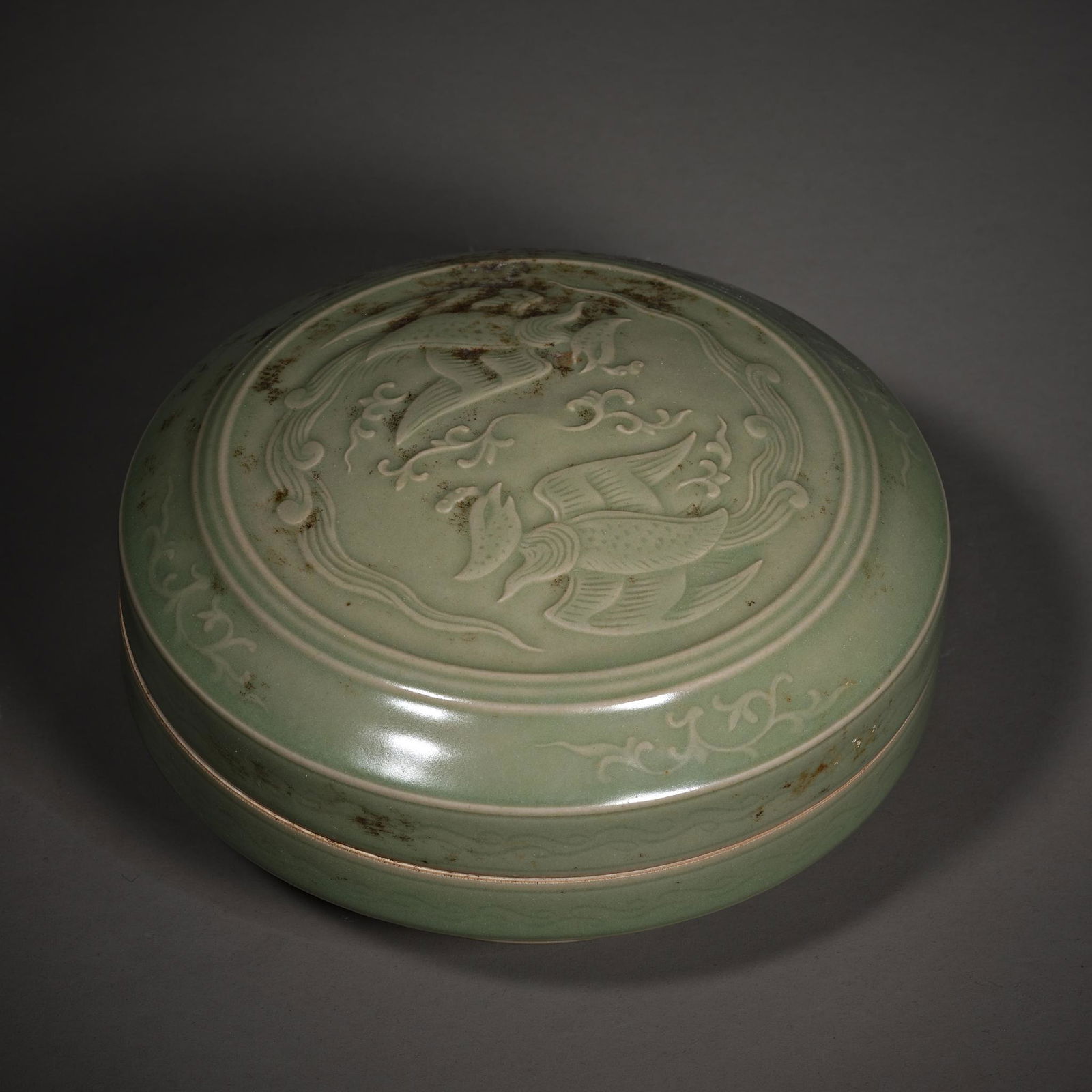 Yue kiln powder box from Song Dynasty, China (1 of 6)