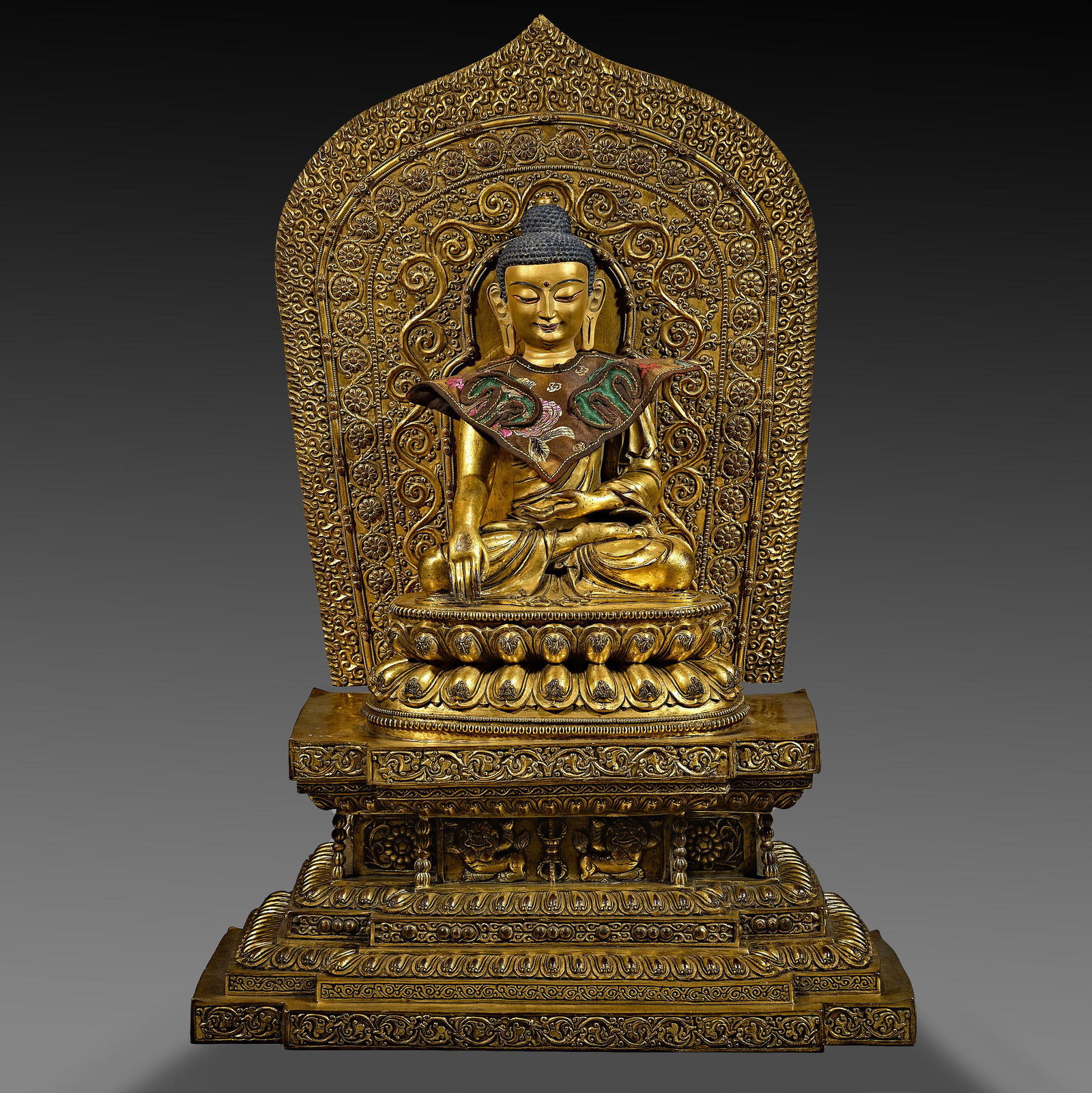 A gold Buddha statue made in the Qing Dynasty (1 of 10)