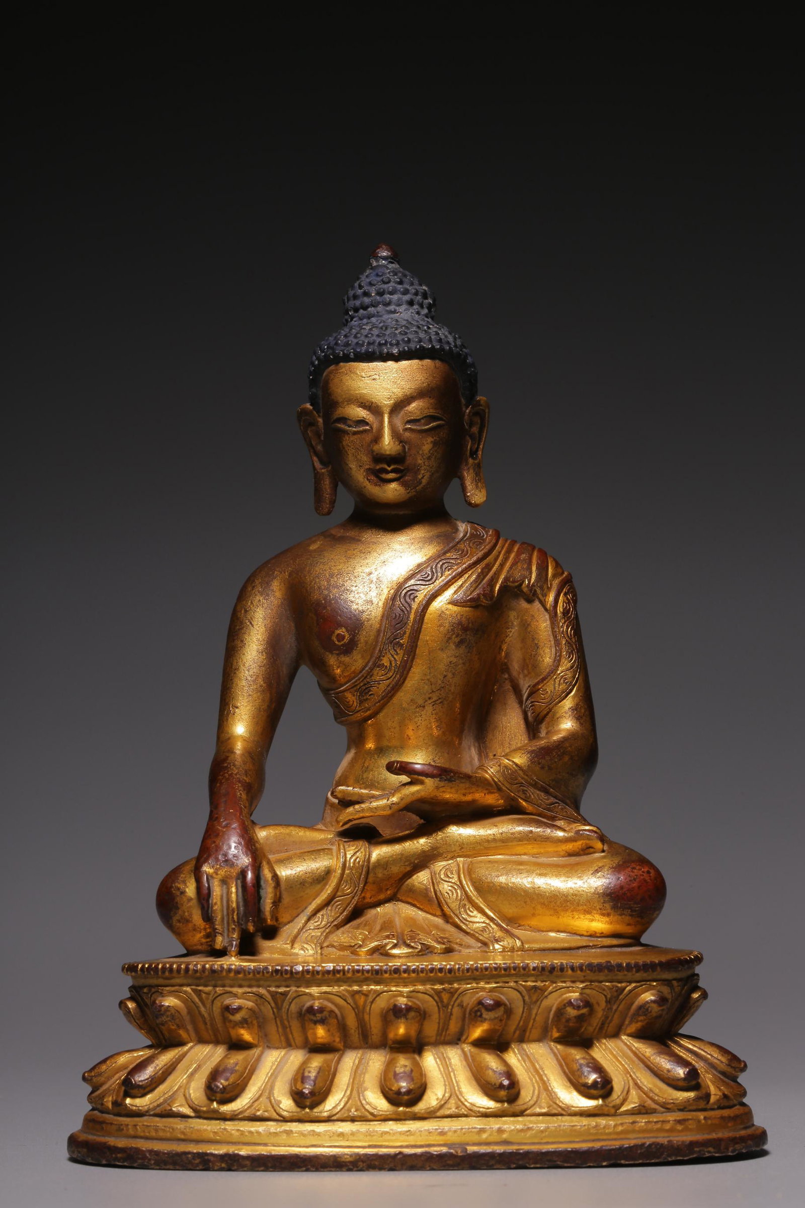 Sitting statue of Sakyamuni with bronze gilt in Qing Dynasty (1 of 9)