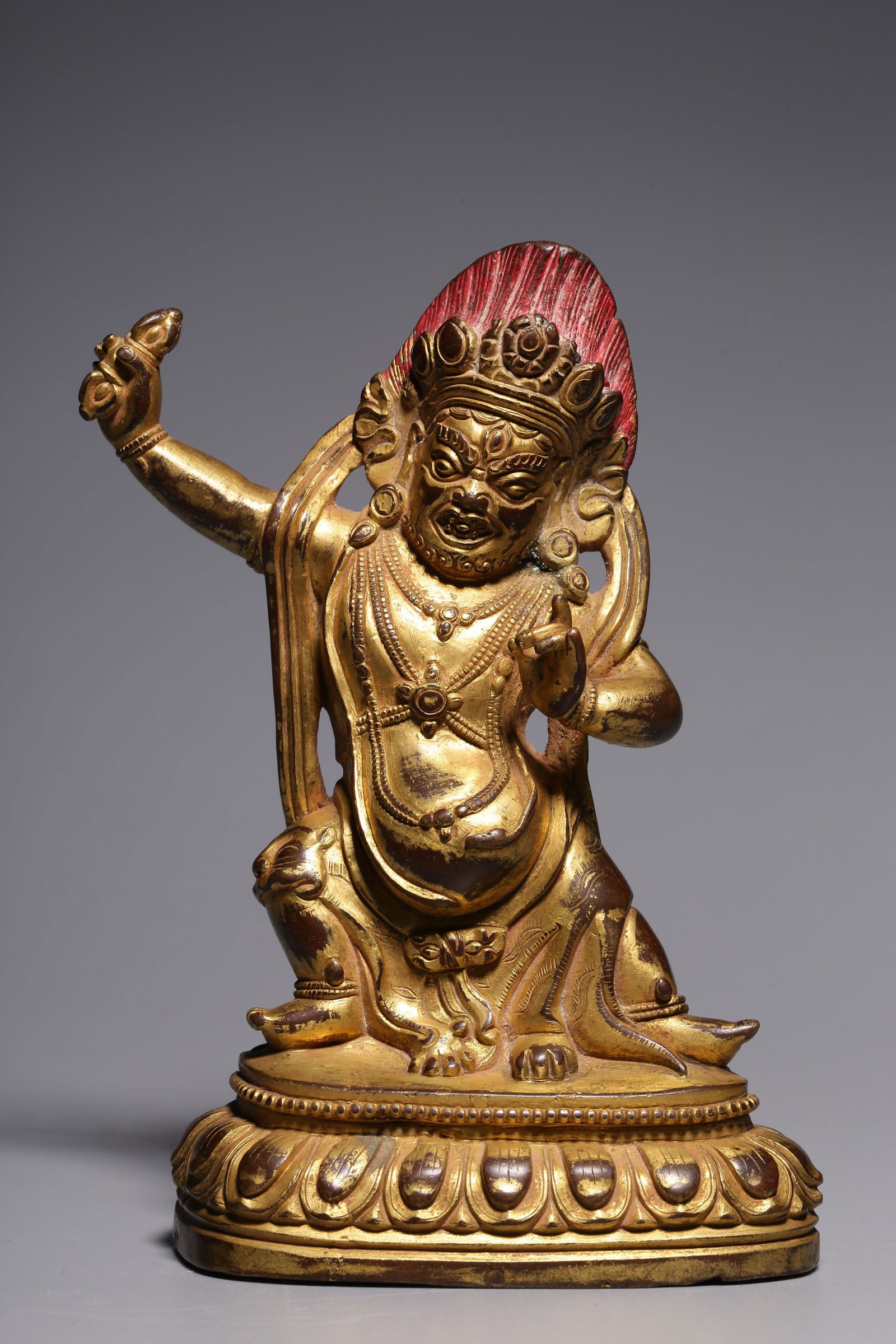 In the Qing Dynasty, the bronze gilt Bodhisattva statue of Vajra hands (1 of 6)