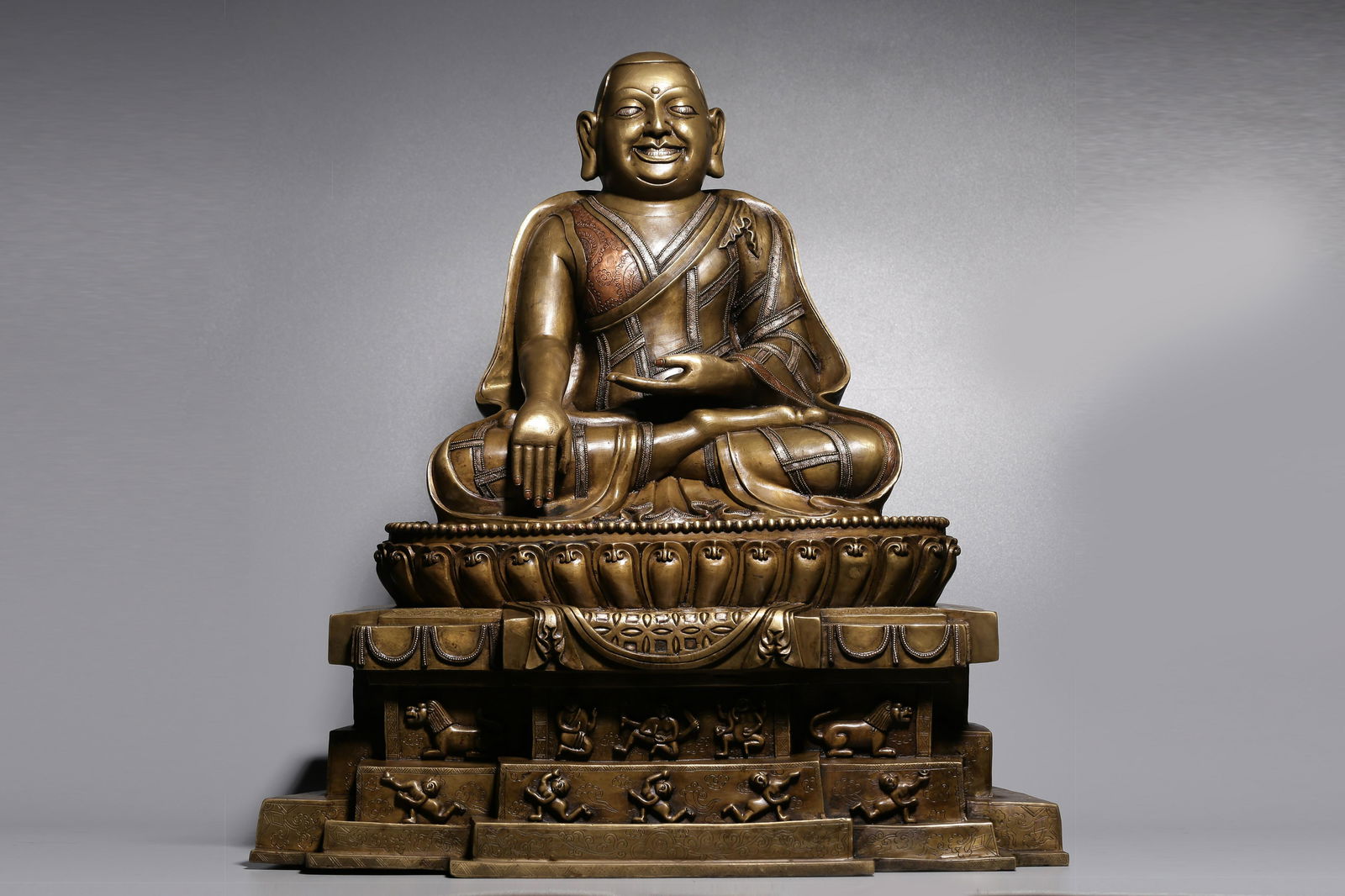 In the Qing Dynasty, copper and silver Malba large size sitting statue (1 of 9)