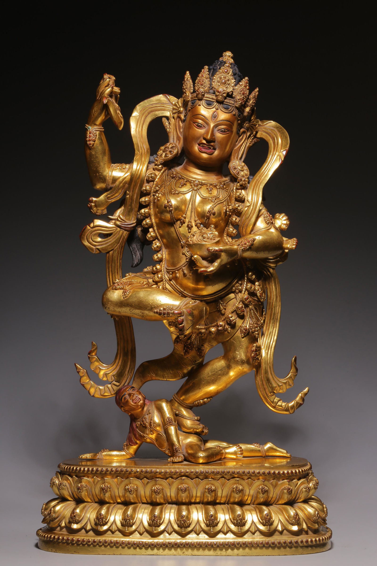 In the Qing Dynasty, a bronze gilt statue of a king Kong (1 of 10)