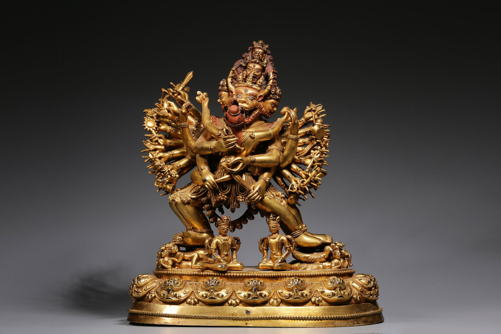 Bronze gilt statue of Dawei De in Qing Dynasty (1 of 9)