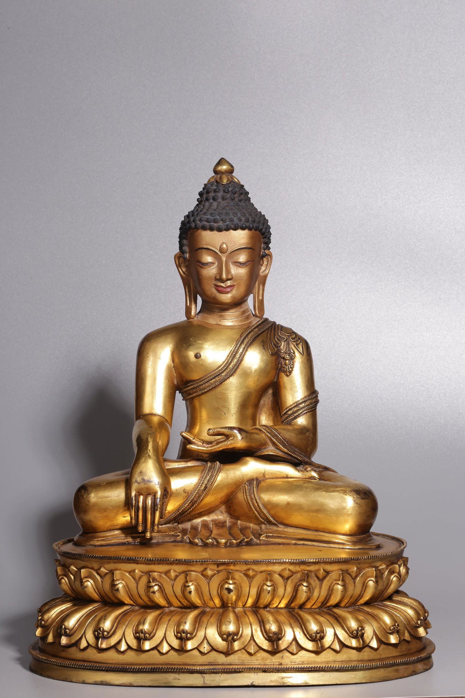 Sitting bronze gilt statue of Sakyamuni Buddha in Qing Dynasty (1 of 9)