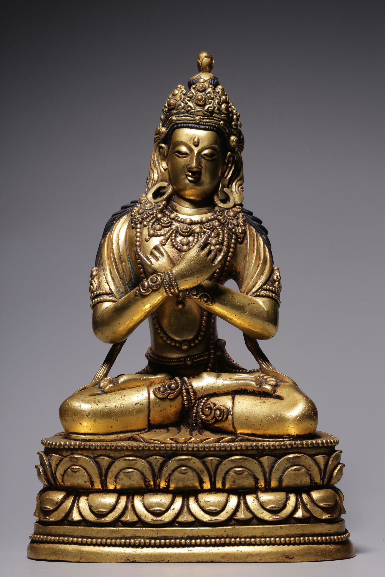 A sitting statue of Guanyin in gilt copper in the Qing Dynasty (1 of 9)