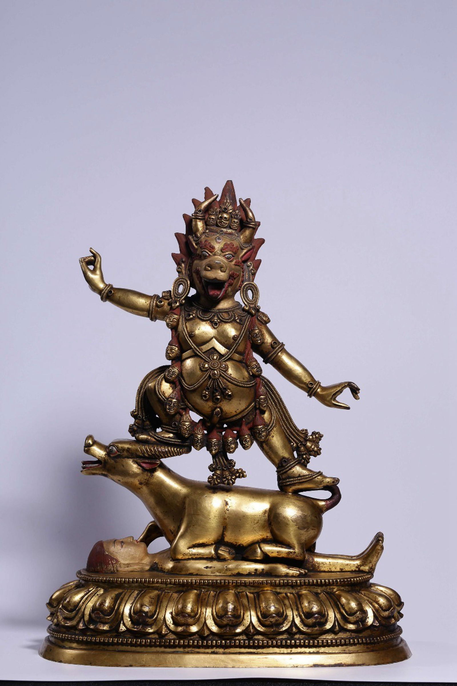 In the Qing Dynasty, the bronze gilt lowered Yan demon to a statue (1 of 9)
