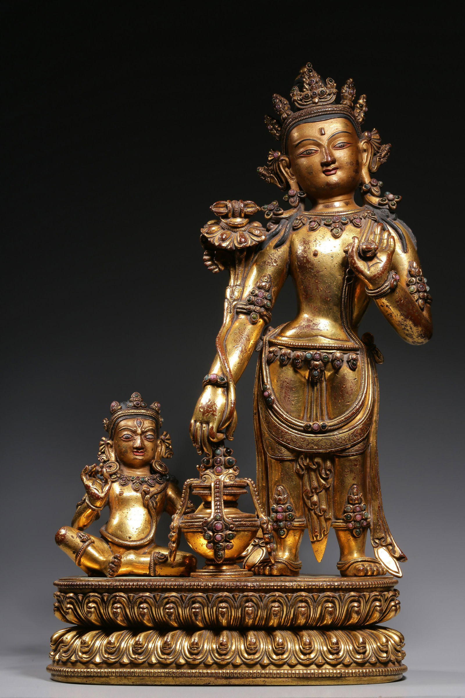 In the Qing Dynasty, bronze gilt statues of double Buddhas inlaid with tourmaline (1 of 9)