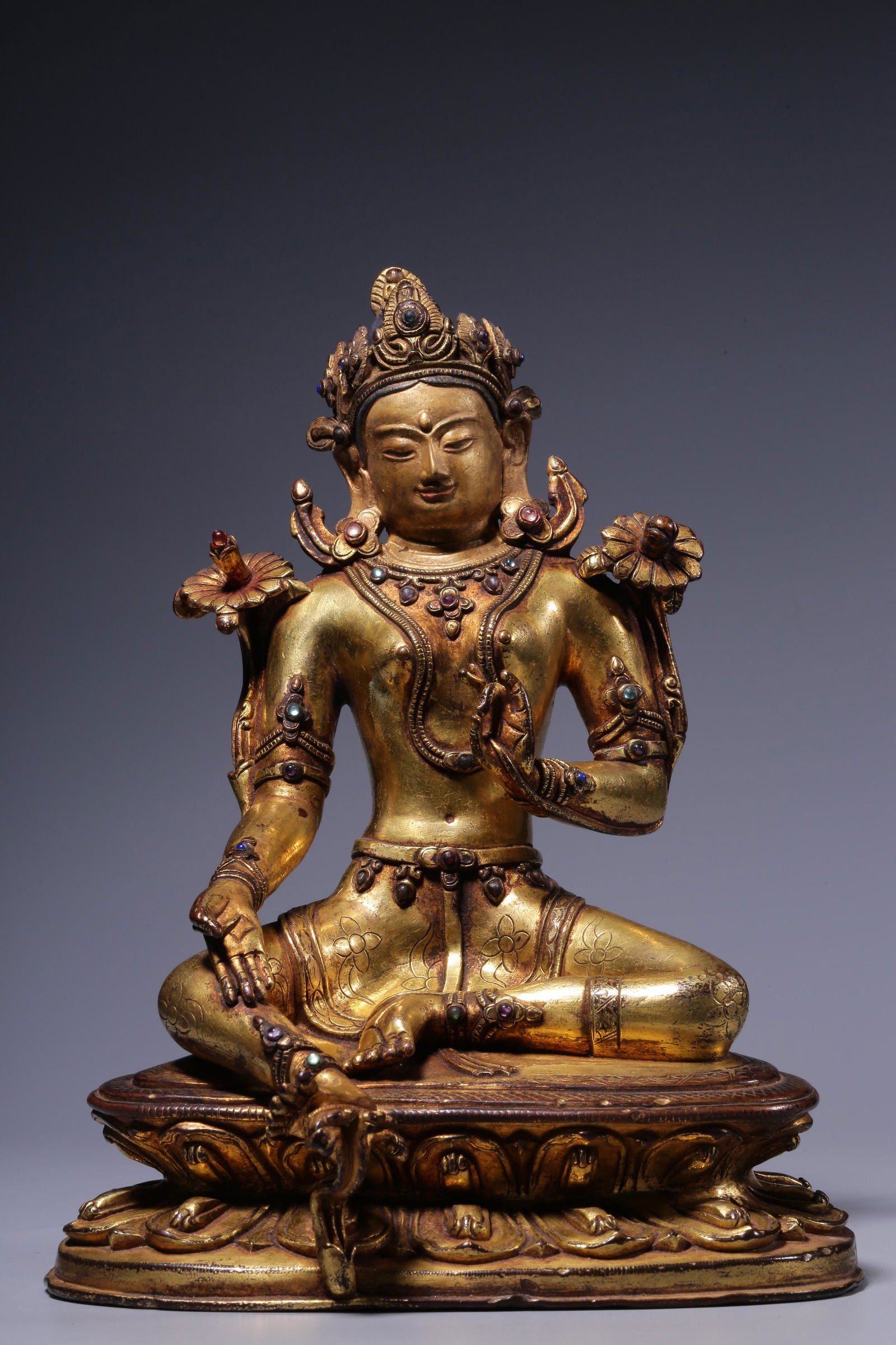 In the Qing Dynasty, a bronze gilt statue inlaid with treasure (1 of 9)