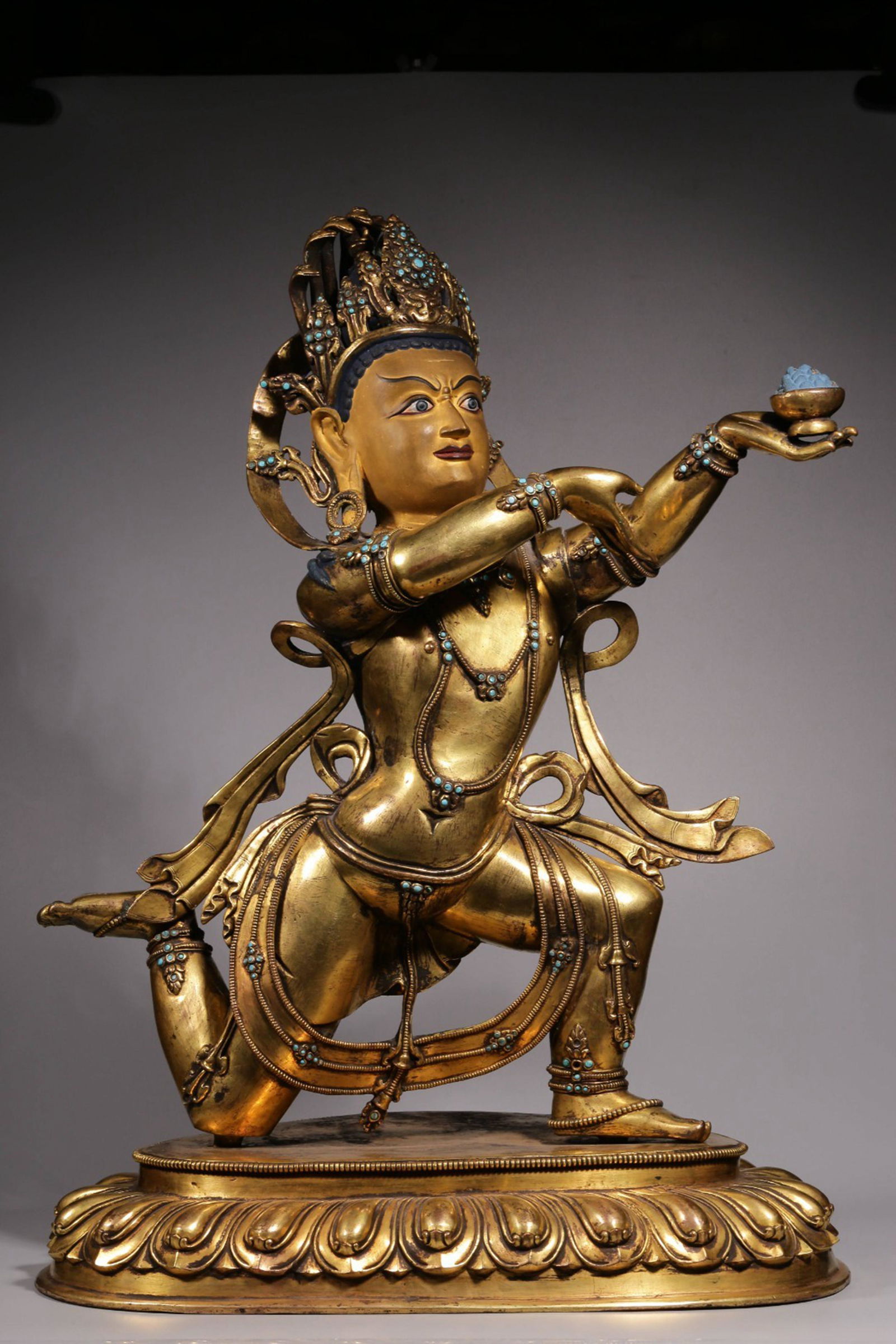 In the Qing Dynasty, the bronze gilt made offerings to the Goddess of Heaven (1 of 9)