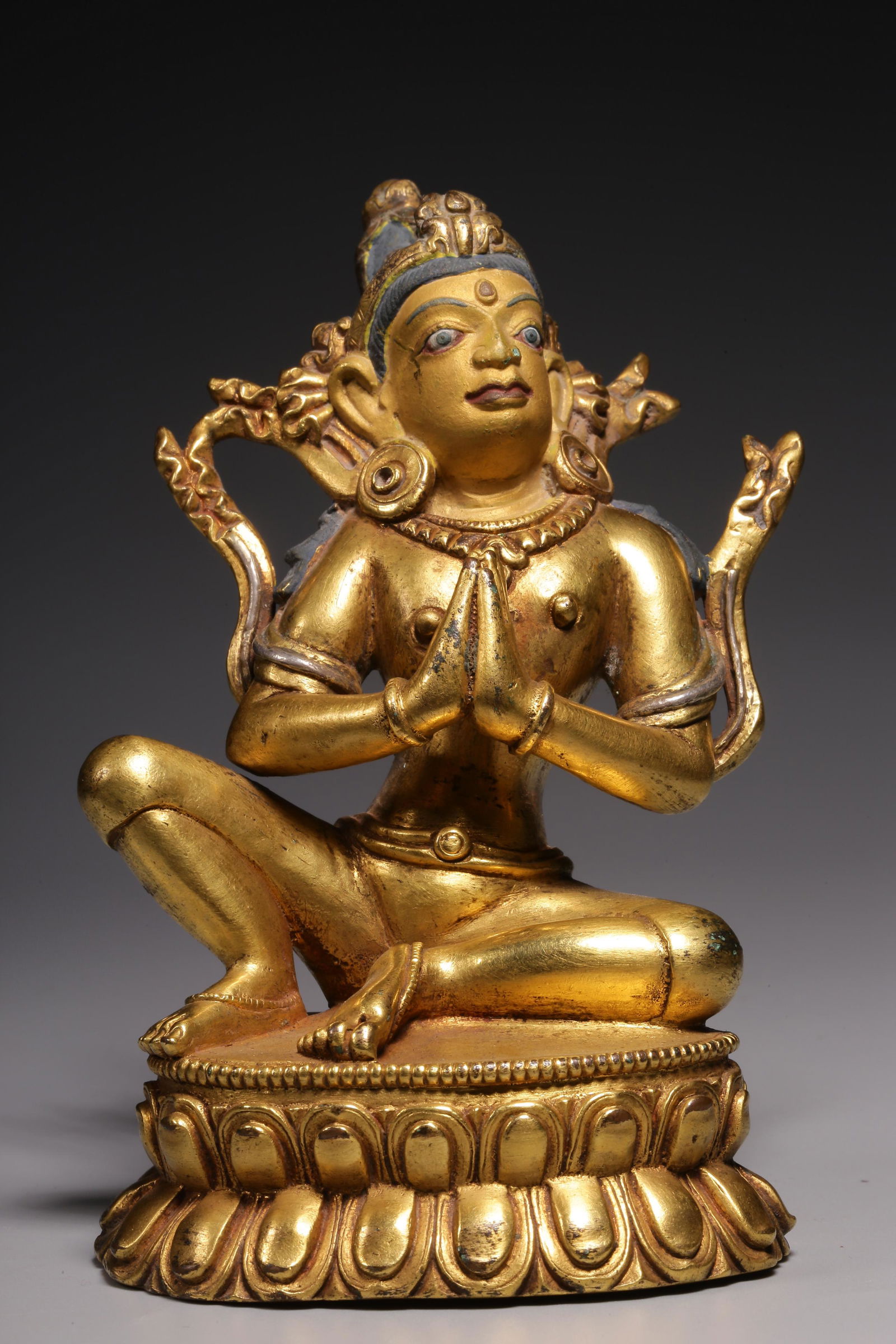 In the Qing Dynasty, bronze gilt statues were provided for people (1 of 8)